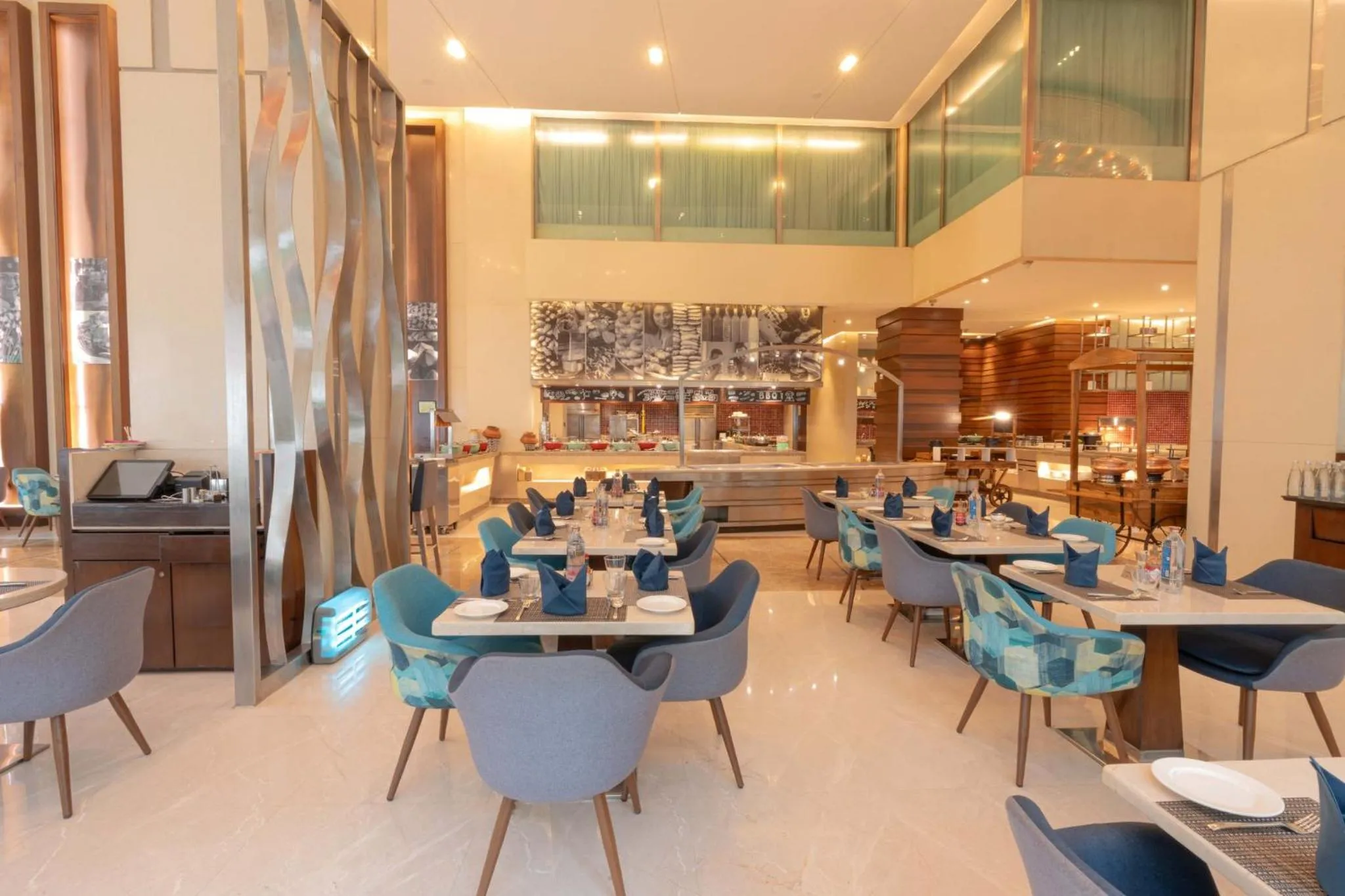 Restaurant/places to eat in Holiday Inn Mumbai International Airport by IHG