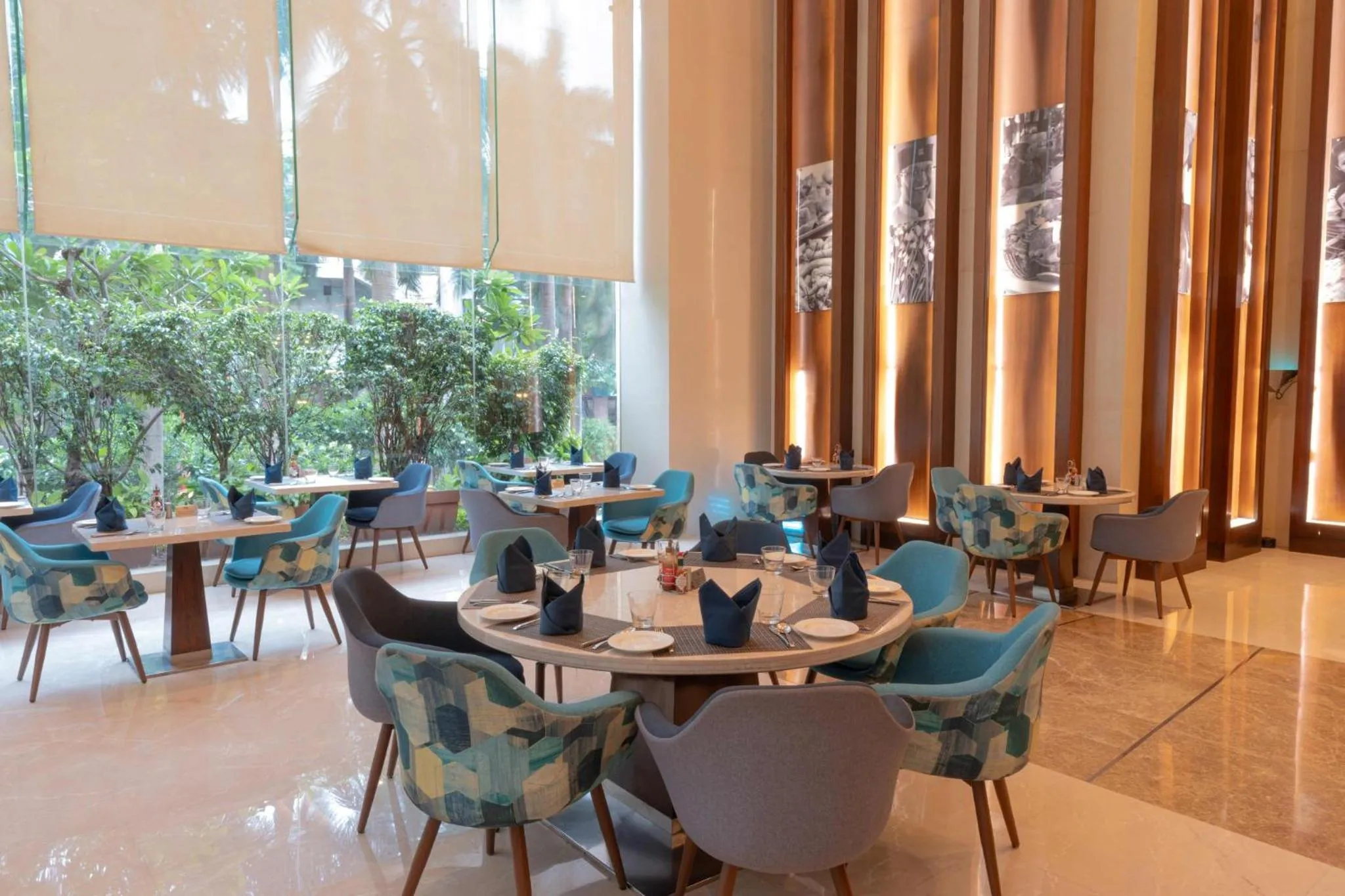 Restaurant/places to eat in Holiday Inn Mumbai International Airport by IHG