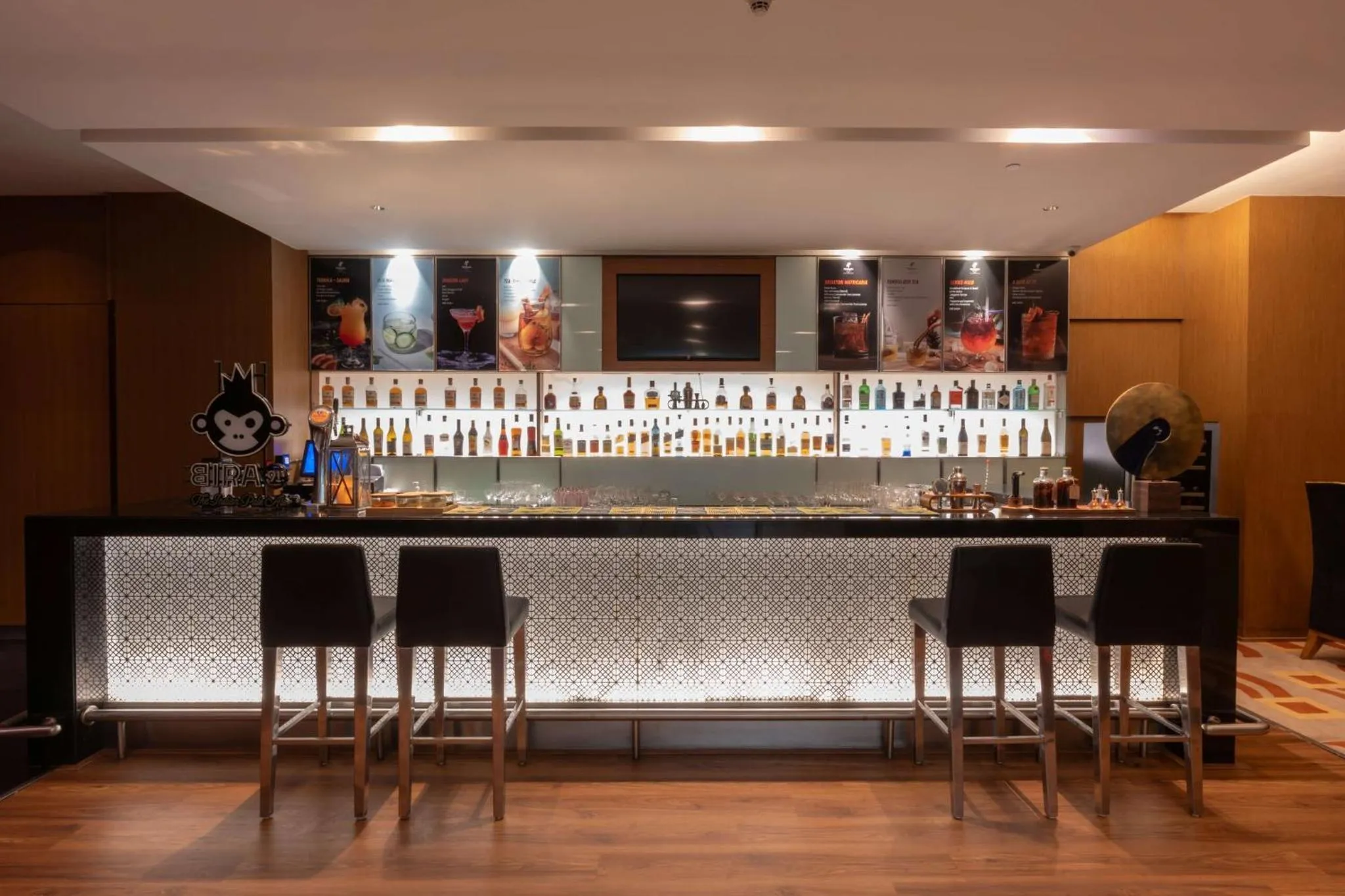 Lounge or bar in Holiday Inn Mumbai International Airport by IHG