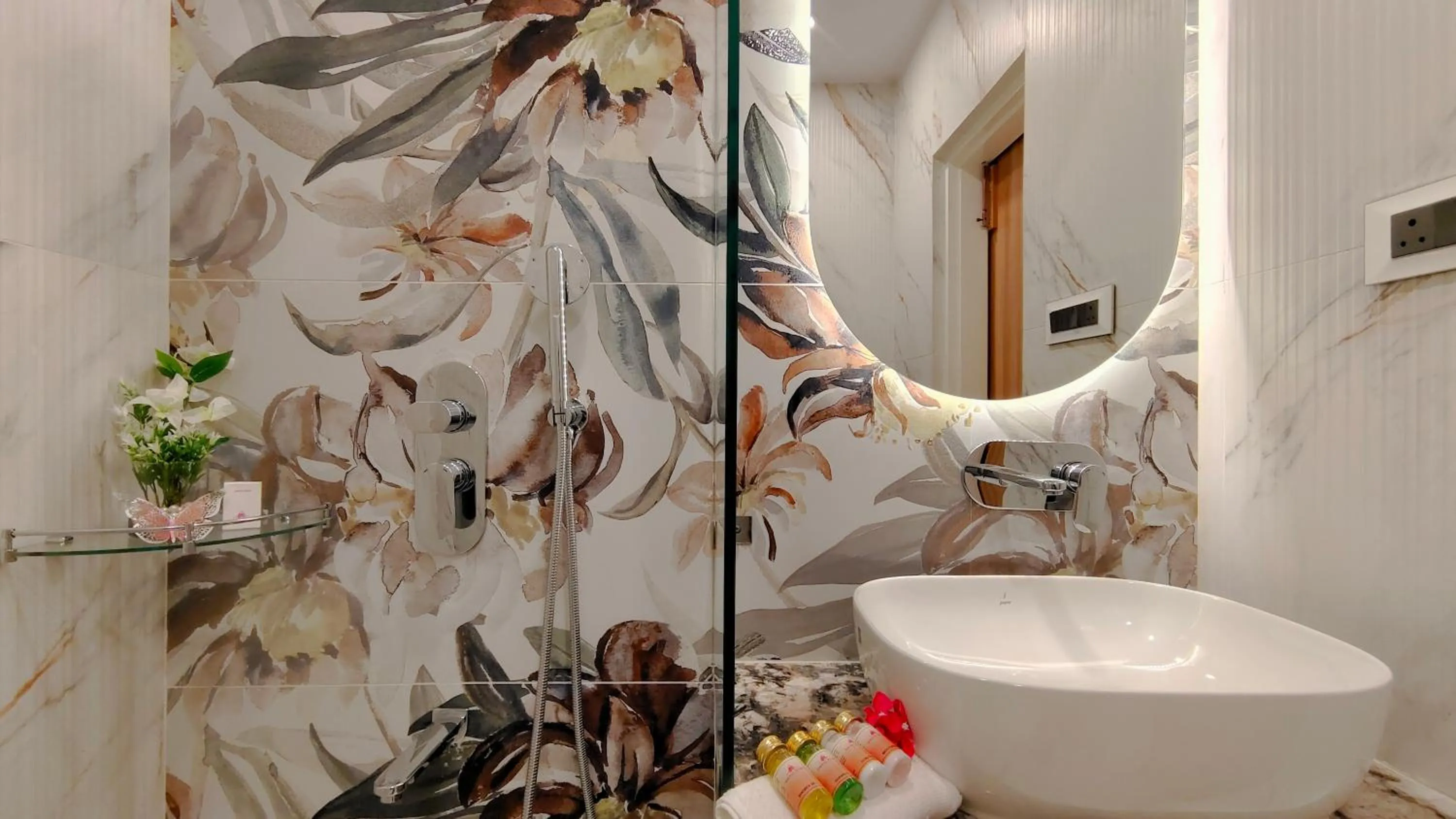 Shower in Sarang Palace - A Luxury Boutique Hotel