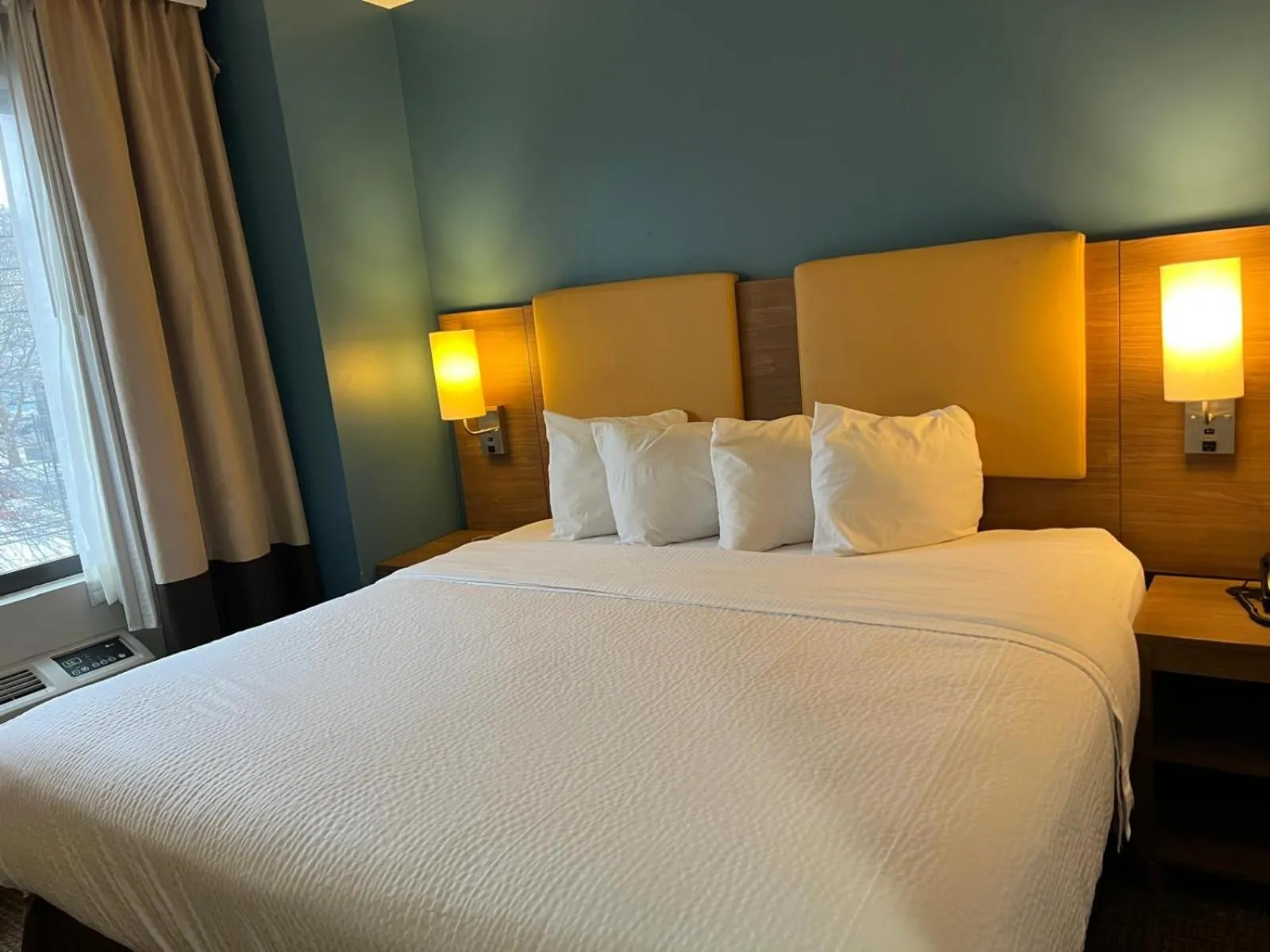 Bedroom, Bed in Days Inn by Wyndham Brooklyn Marine Park