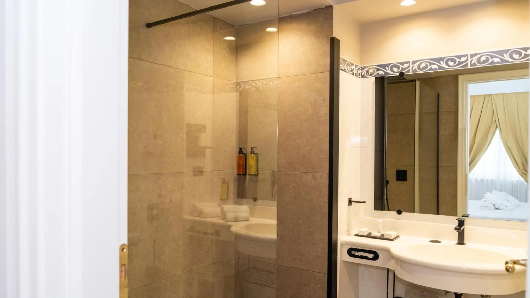 Shower in Altafiumara Resort & Spa