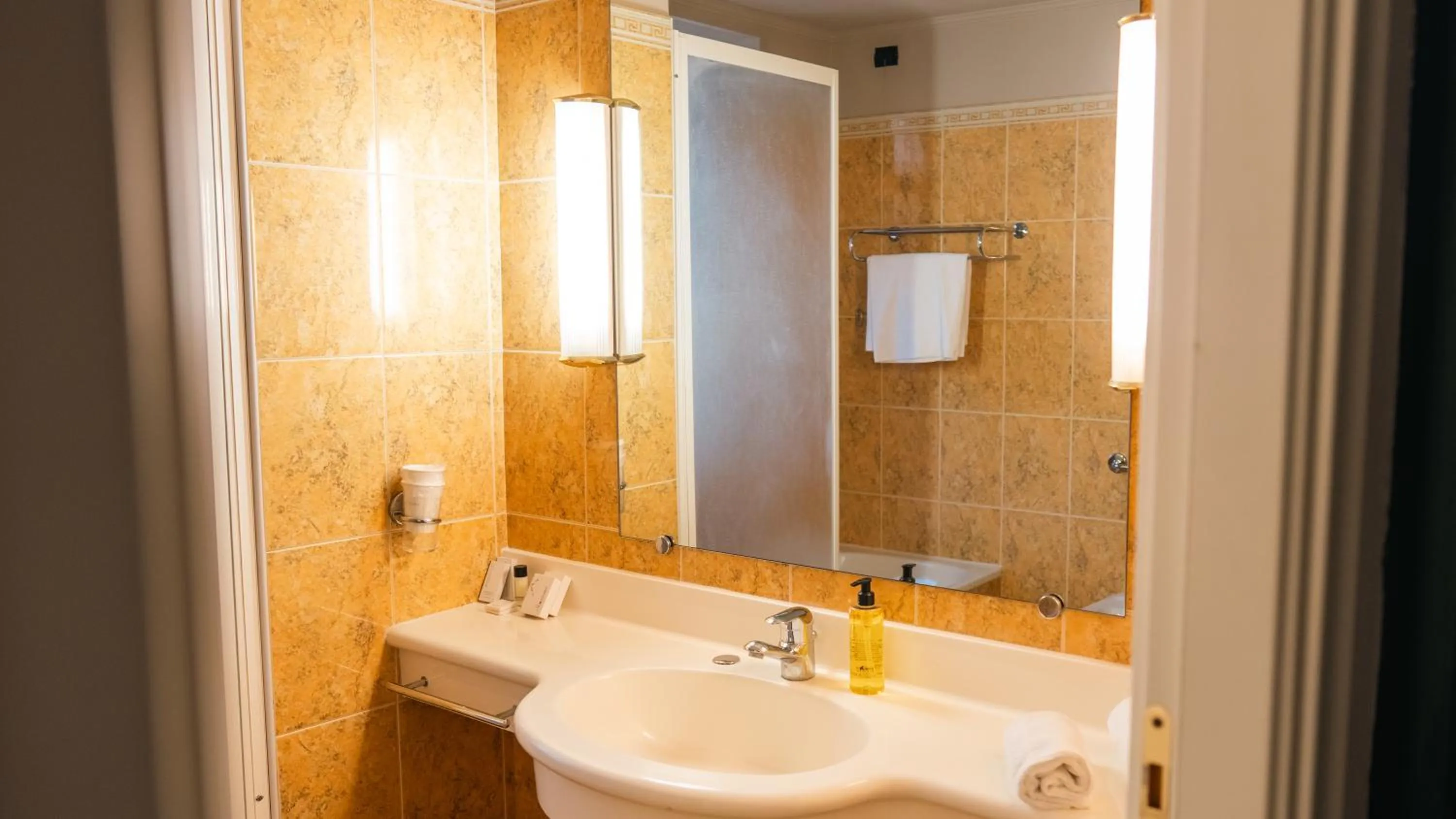 Shower in Altafiumara Resort & Spa