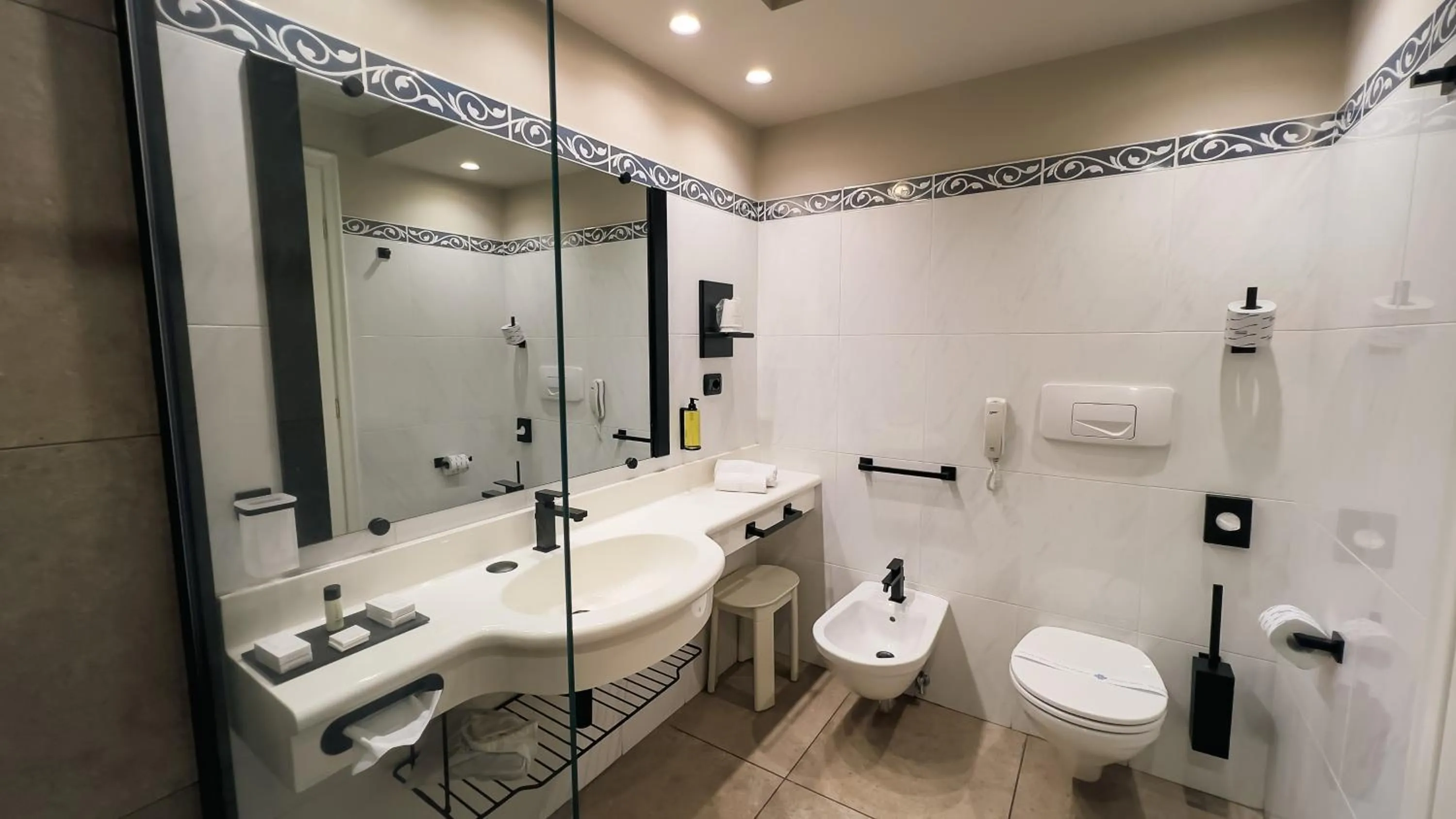 Shower in Altafiumara Resort & Spa