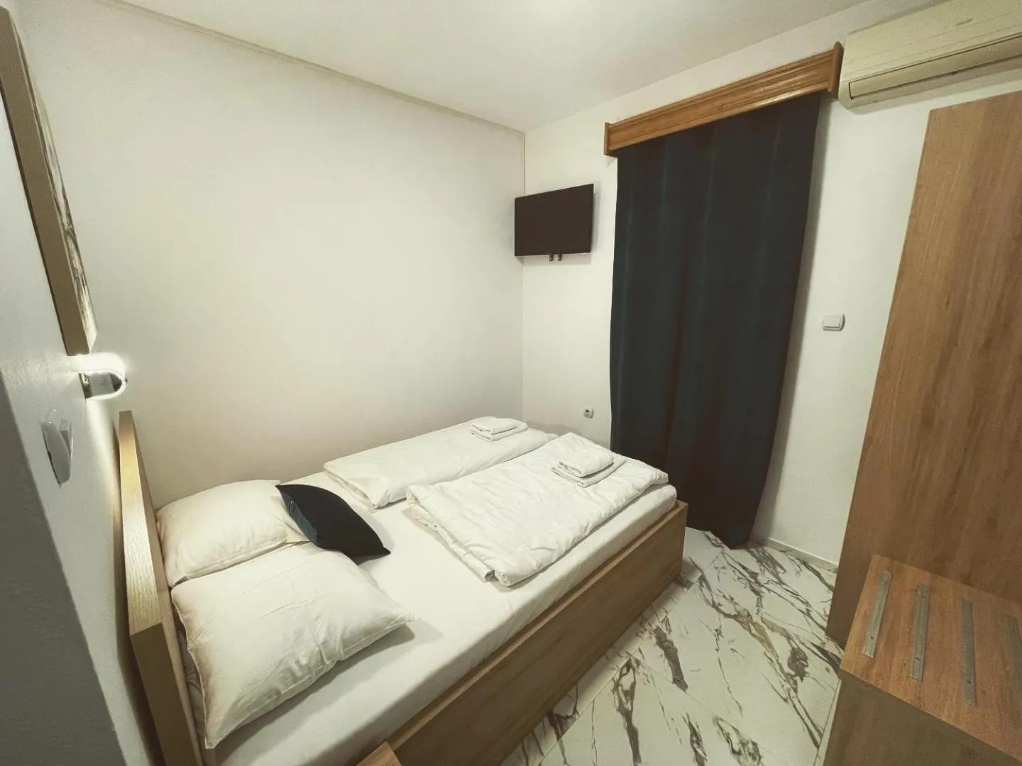 Property building, Bed in Hotel Galia