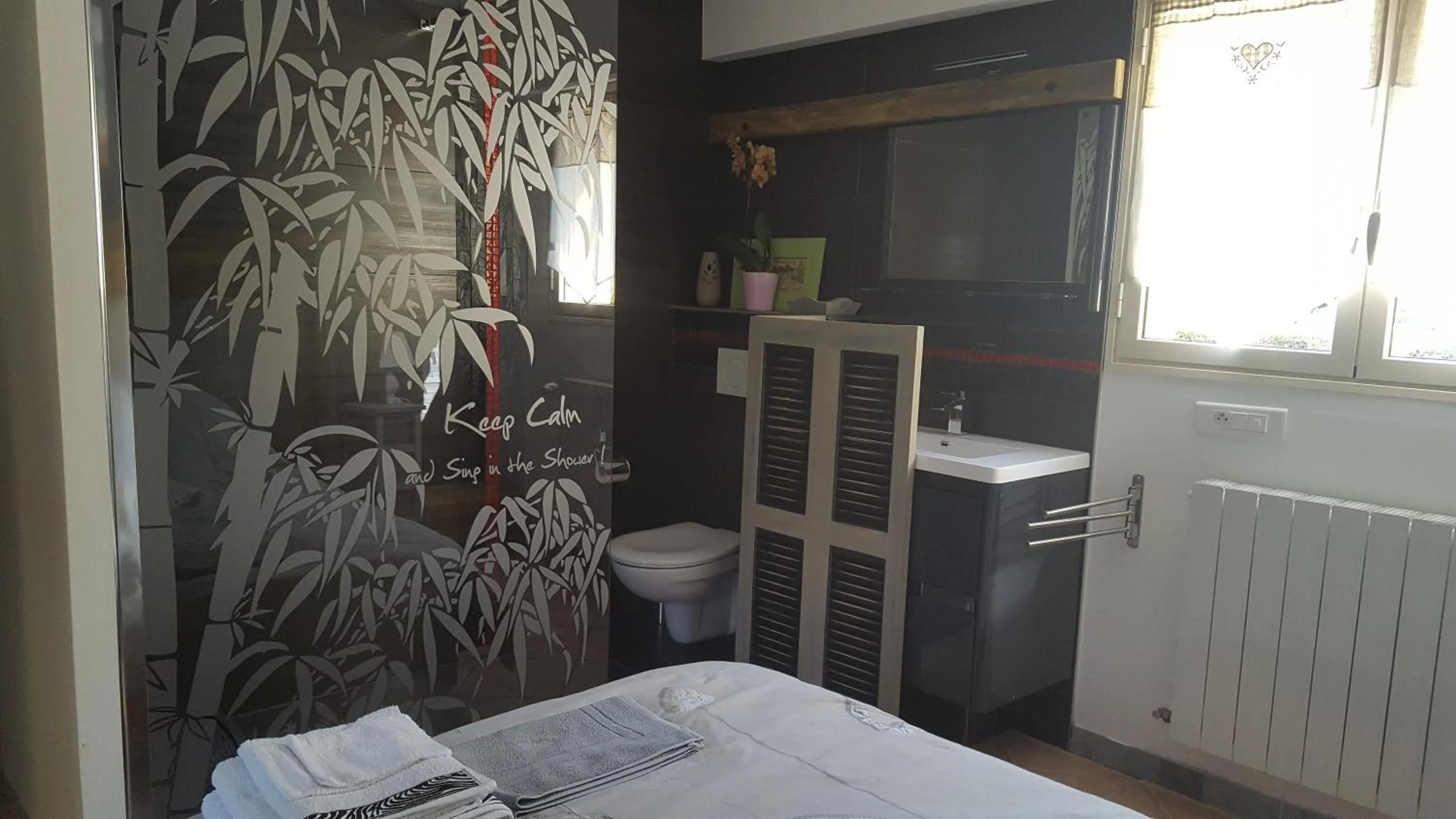 Bathroom, Bed in Les Bambous B&B