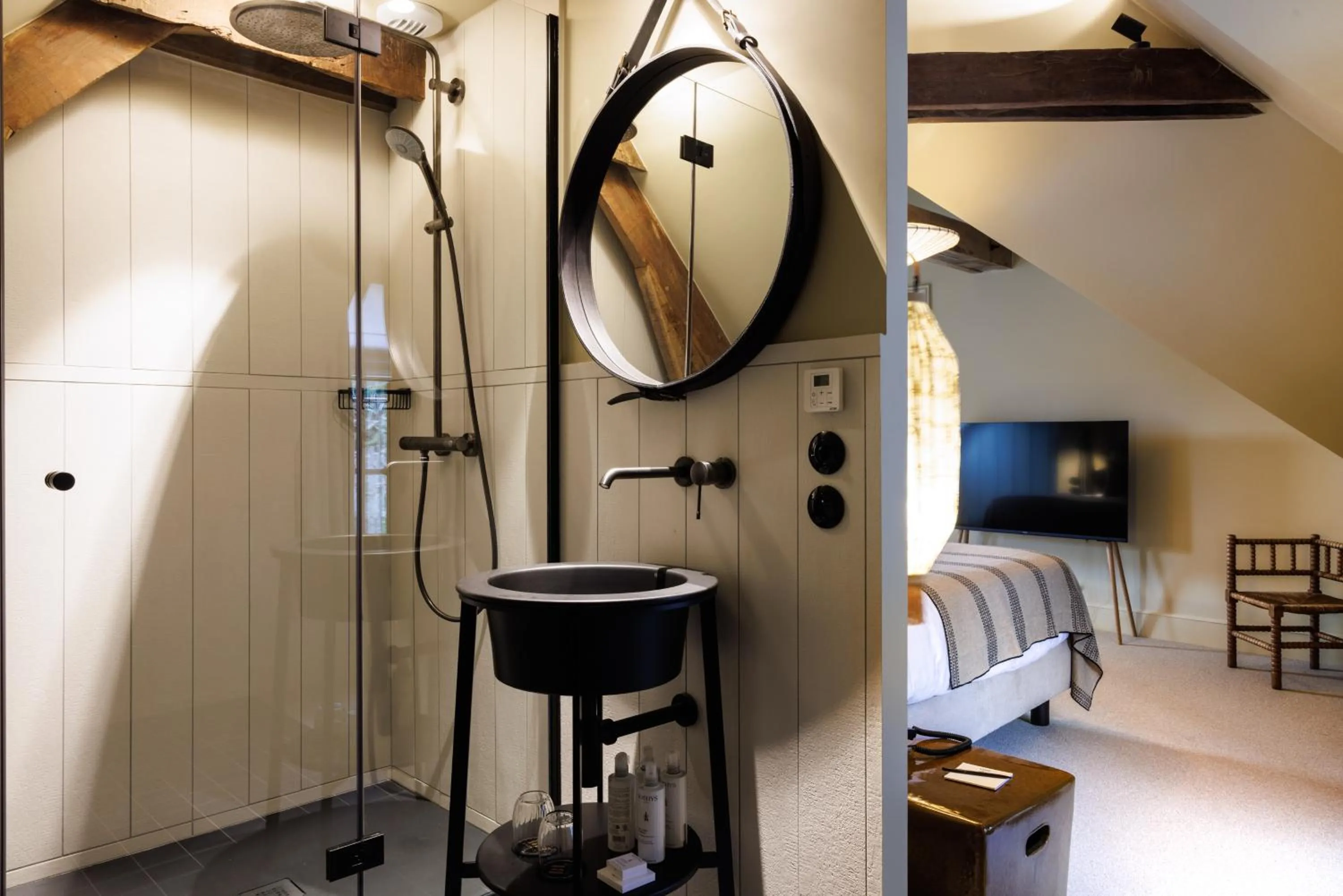 Shower, Bed in Domaine de Locguénolé & Spa - Relais & Chateaux