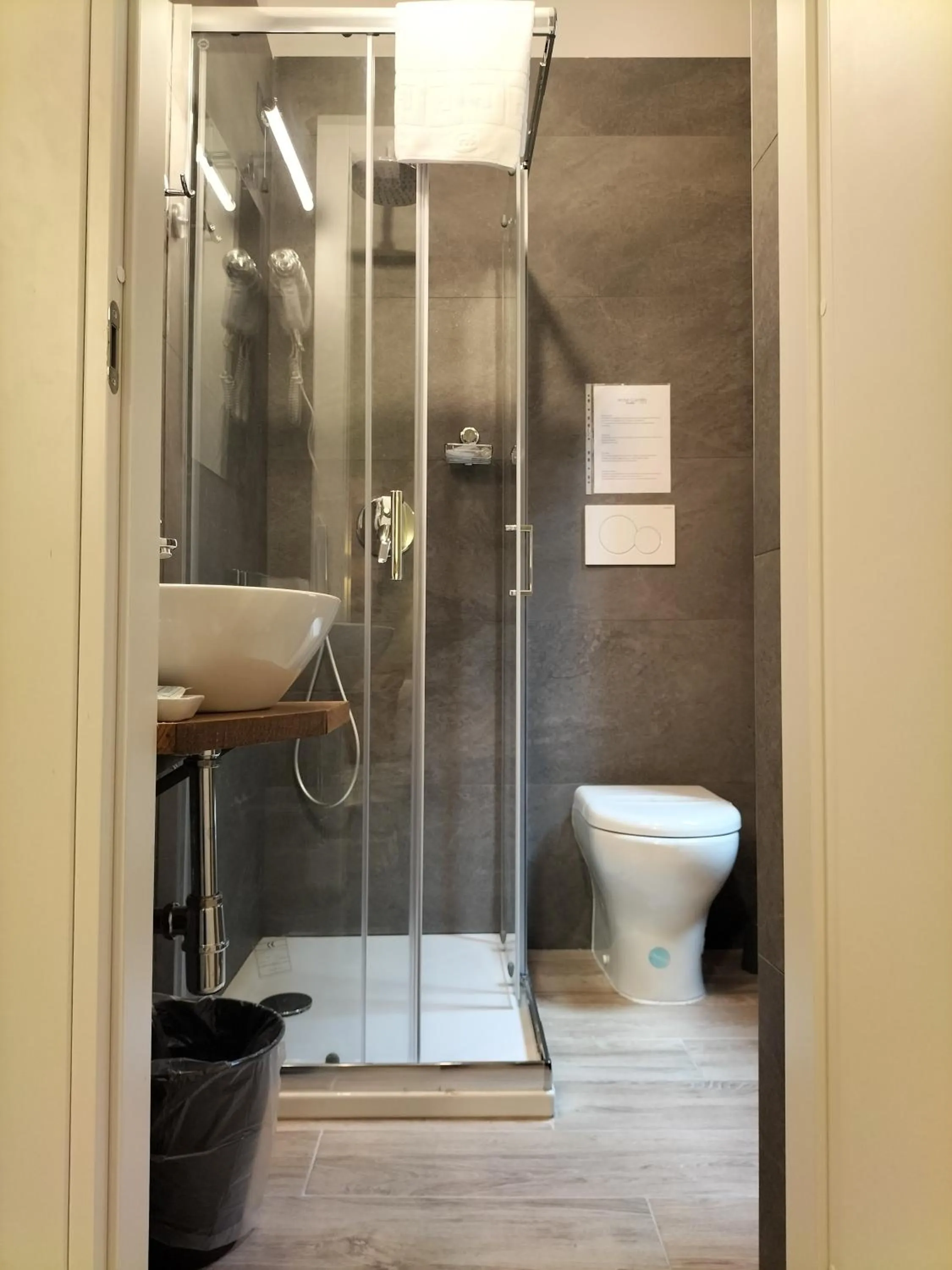 Shower in Hotel Camilla Guelfa