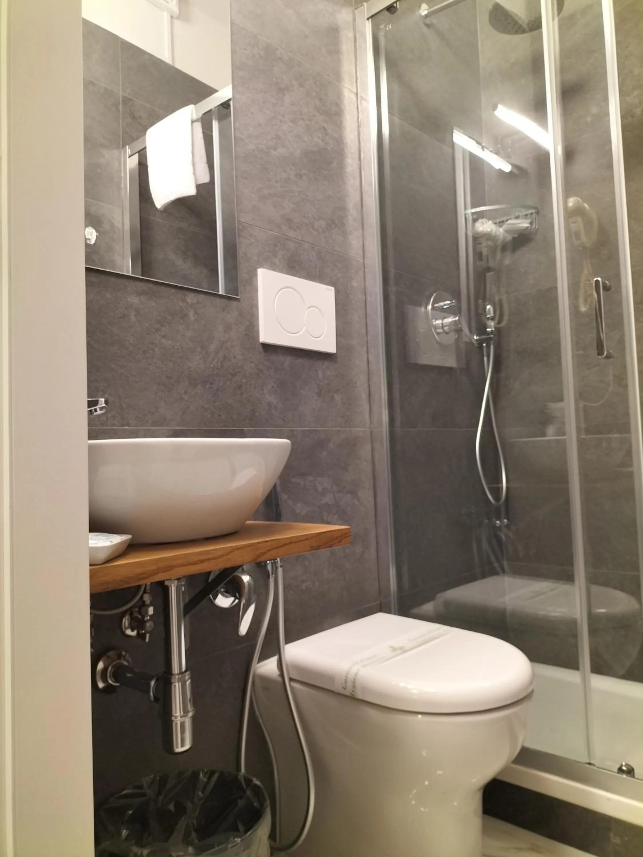 Shower in Hotel Camilla Guelfa