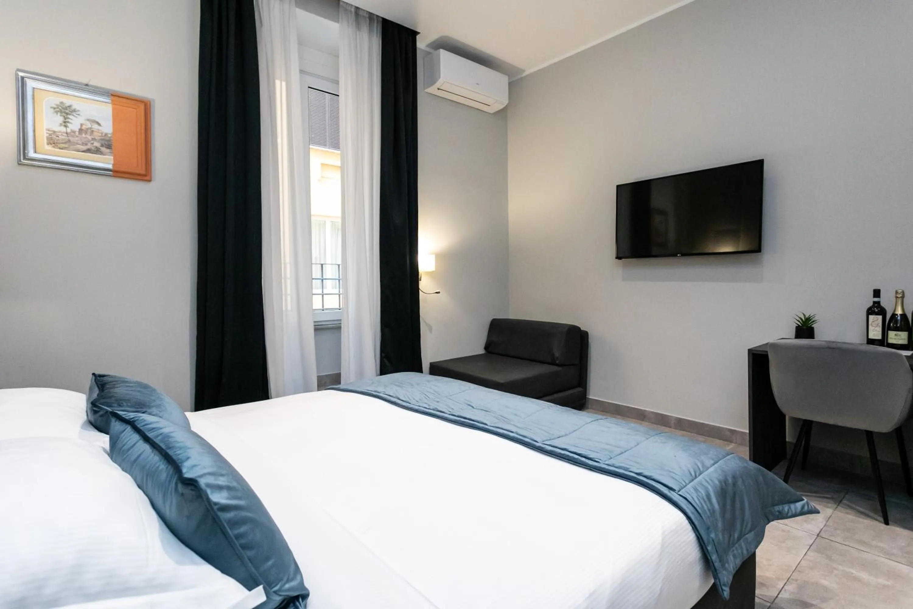 Communal lounge/ TV room, Bed in Cesare ai Cavalieri Suites