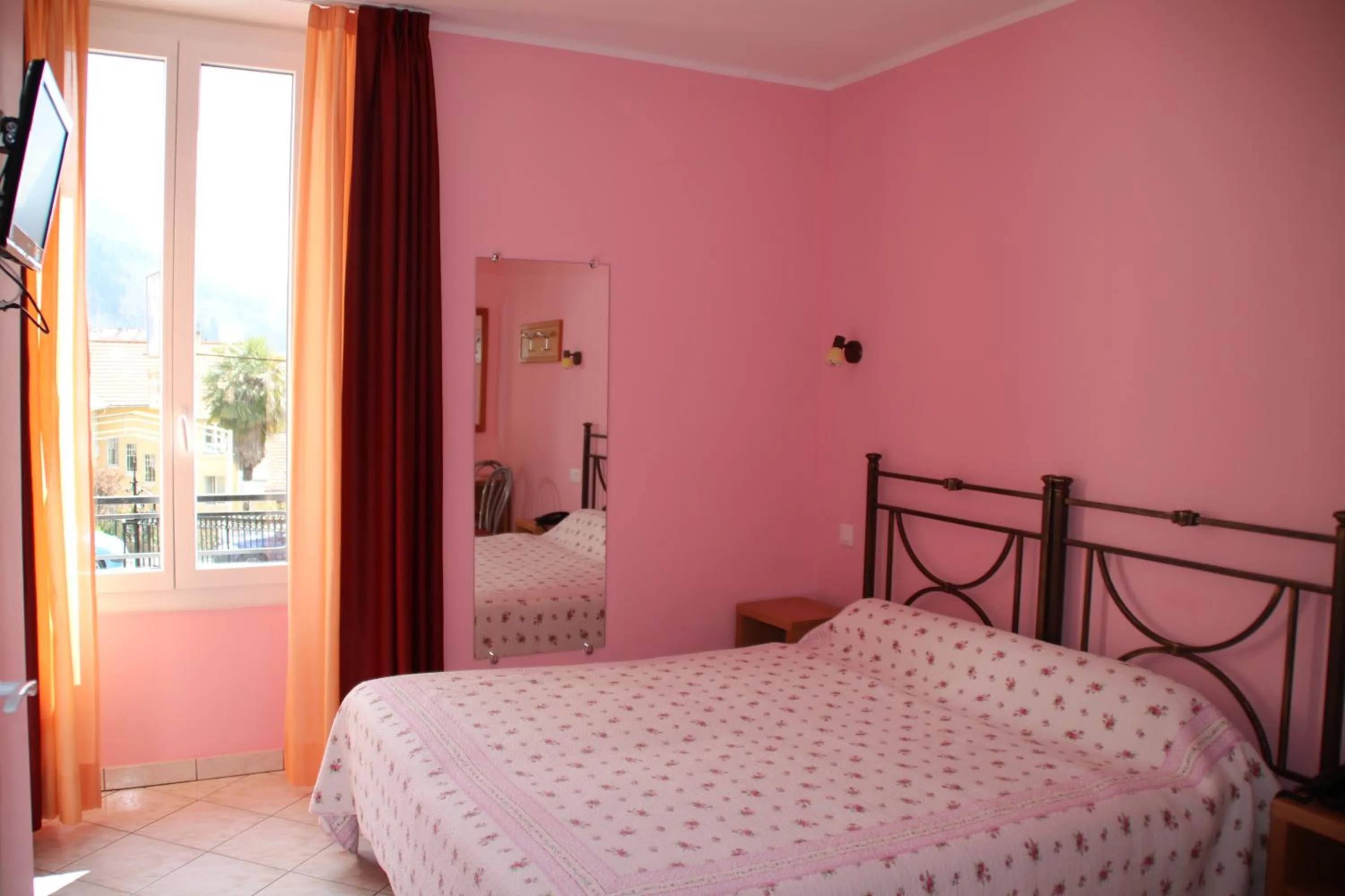 Photo of the whole room, Bed in Hôtel Lutetia