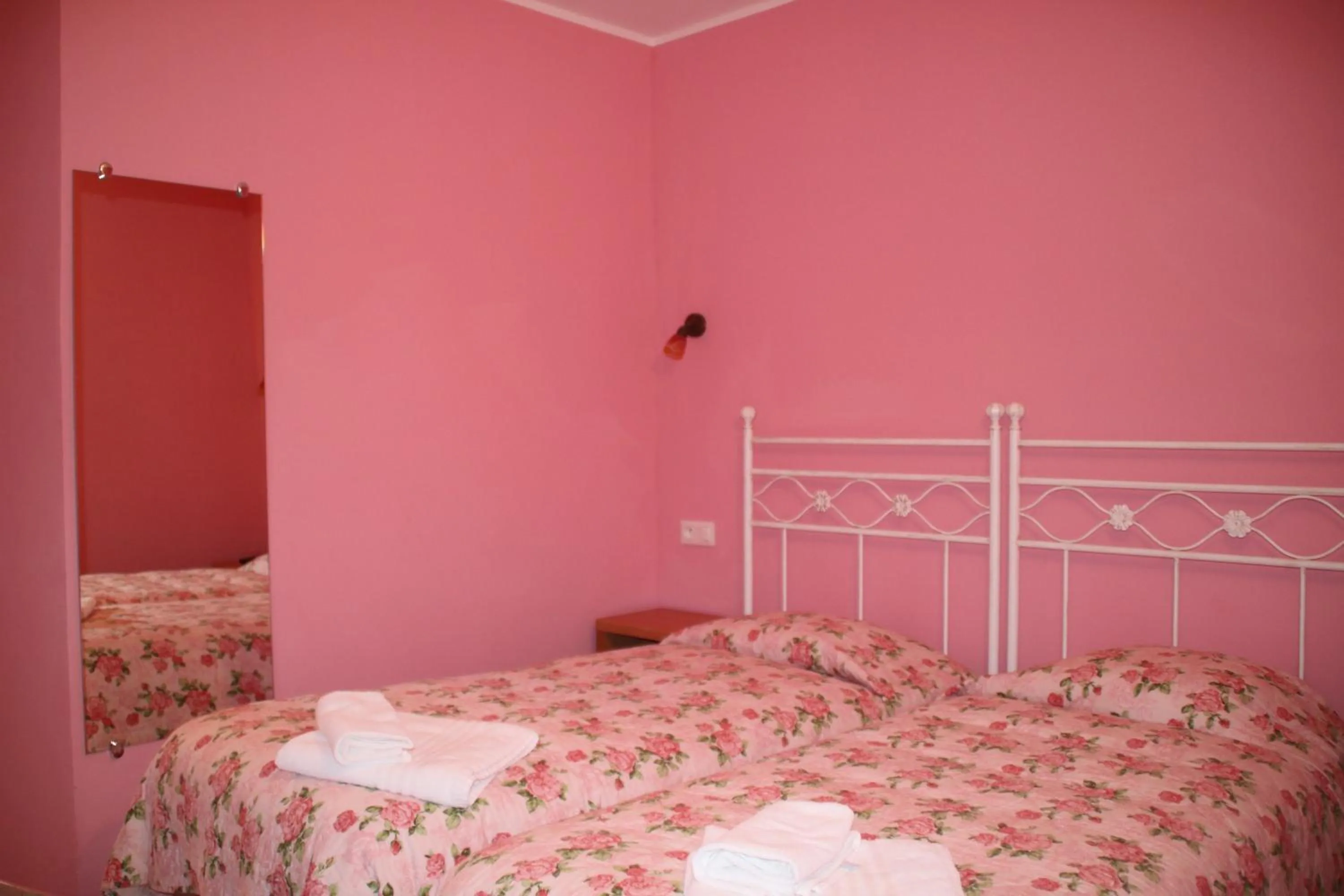 Photo of the whole room, Bed in Hôtel Lutetia