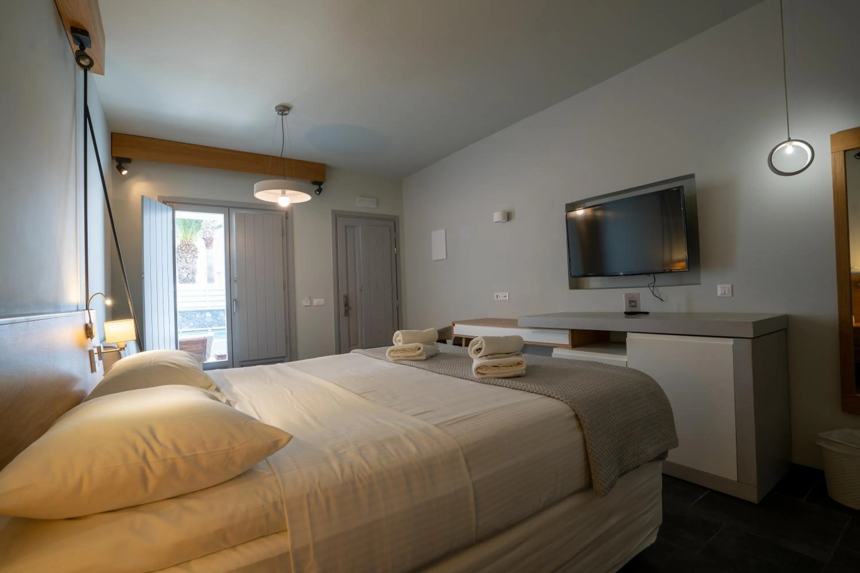 Photo of the whole room, Bed in Meltemi Excelsior Suites