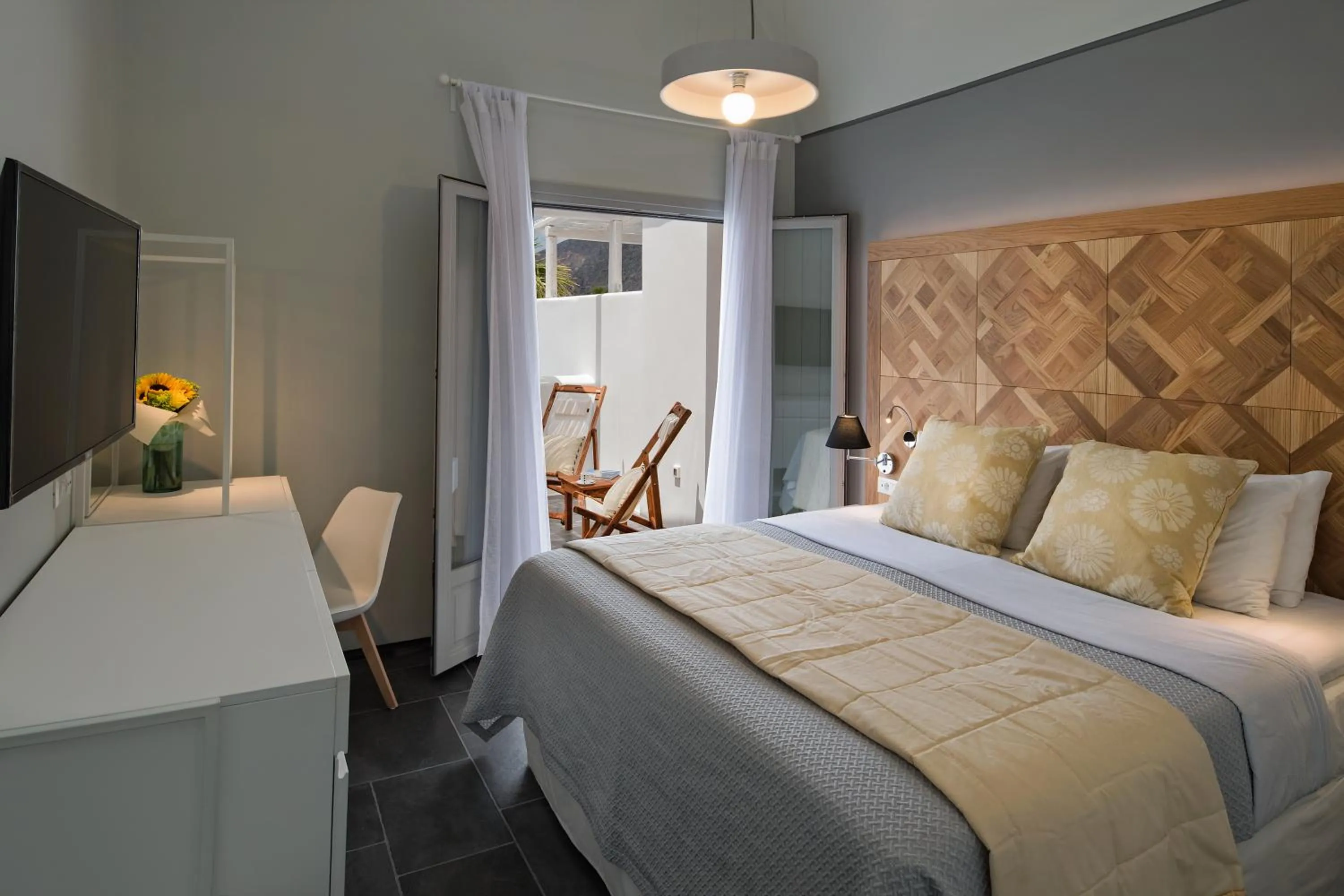 Photo of the whole room, Bed in Meltemi Excelsior Suites