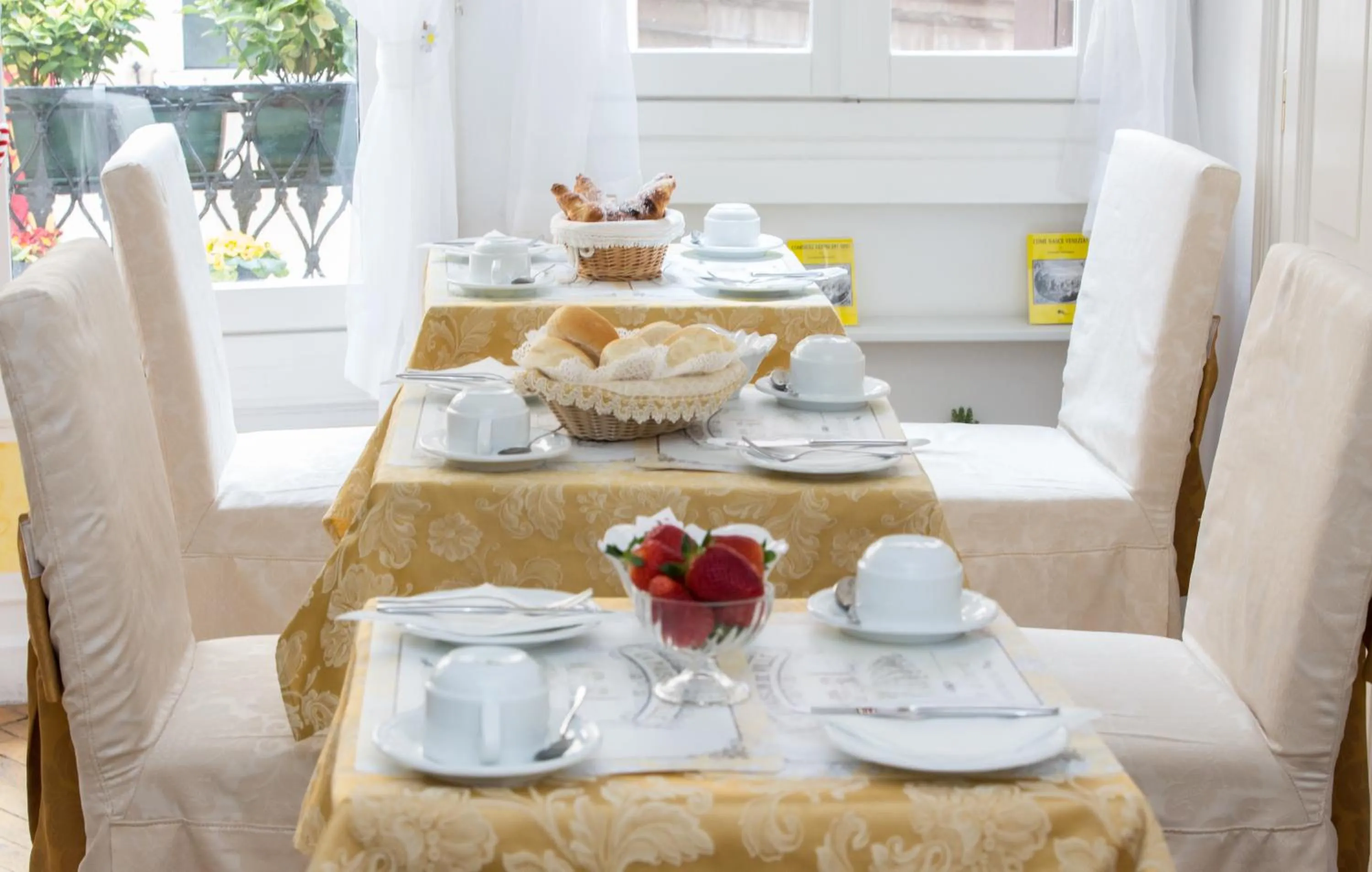 Restaurant/places to eat in Hotel Casa Petrarca