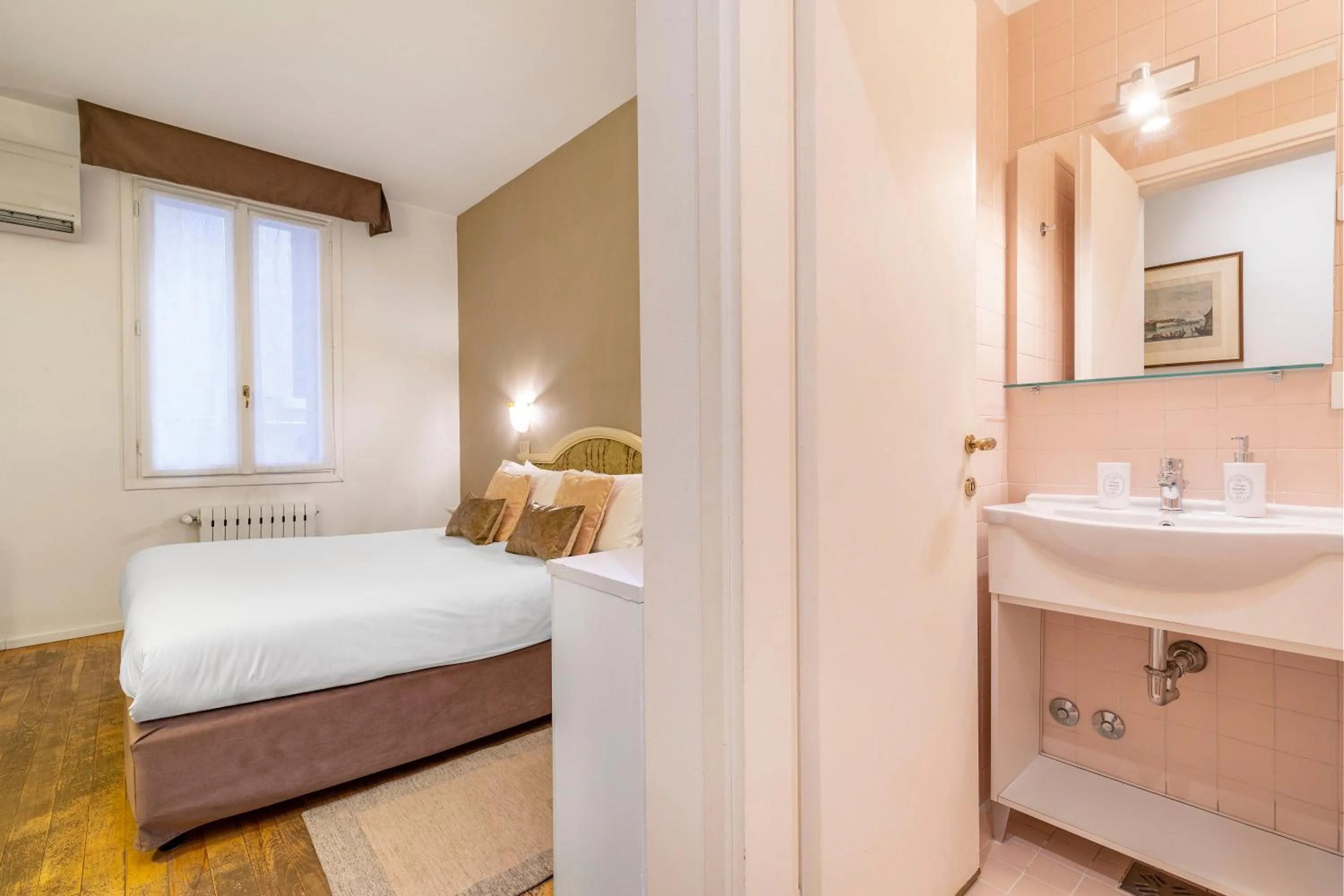 Photo of the whole room, Bed in Hotel Casa Petrarca