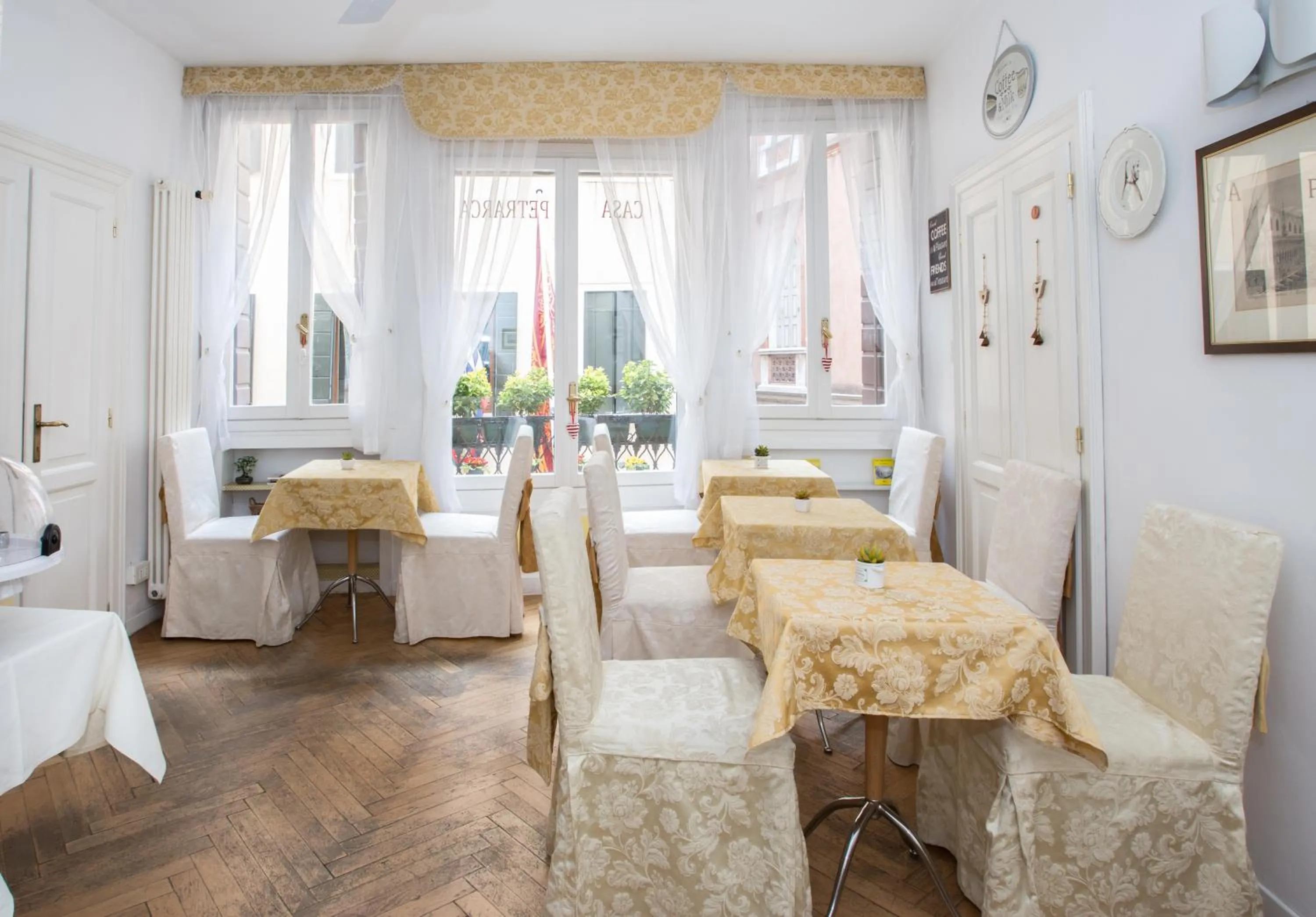 Restaurant/places to eat in Hotel Casa Petrarca