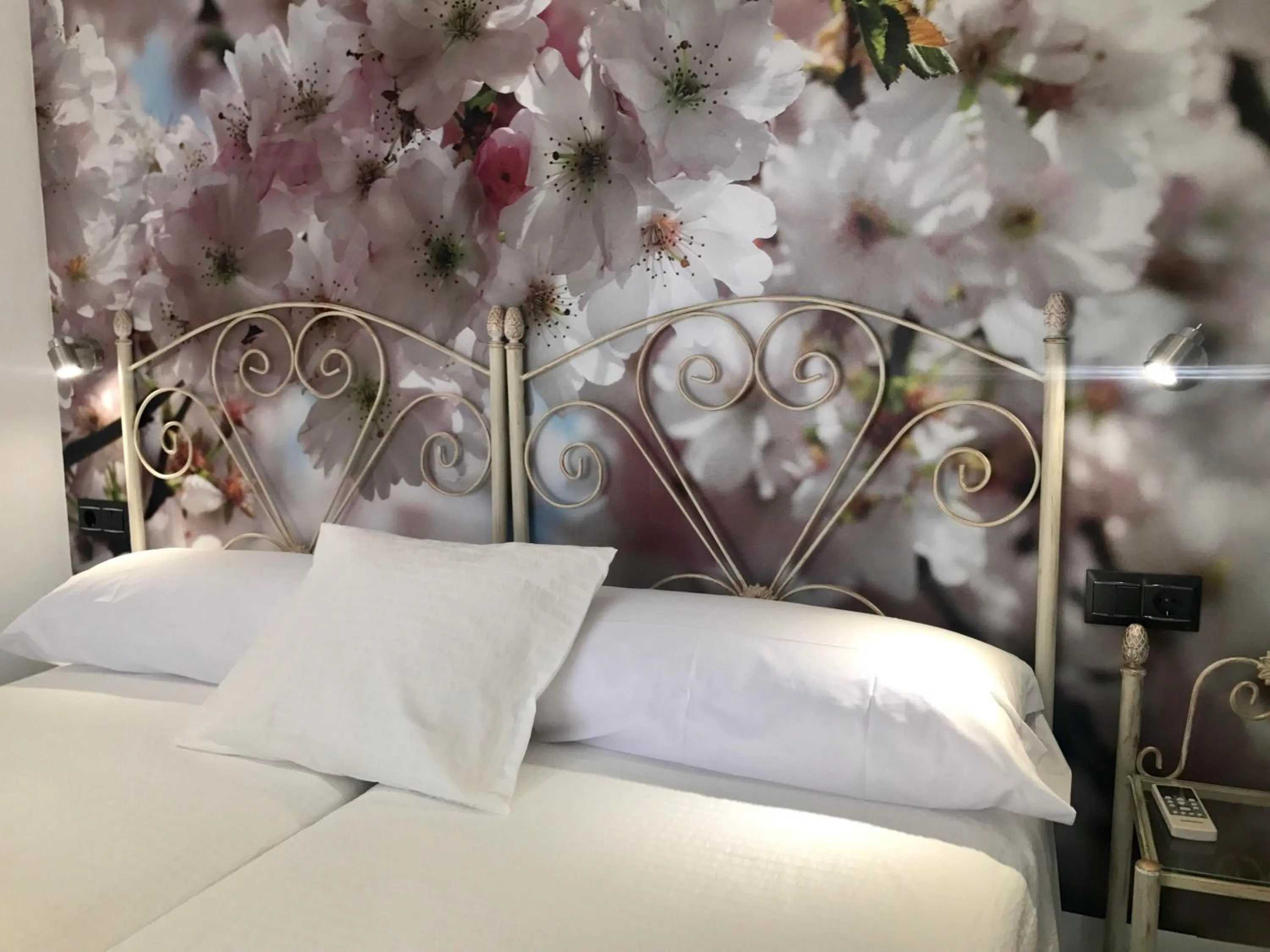 Photo of the whole room, Bed in Salamandra Plaza