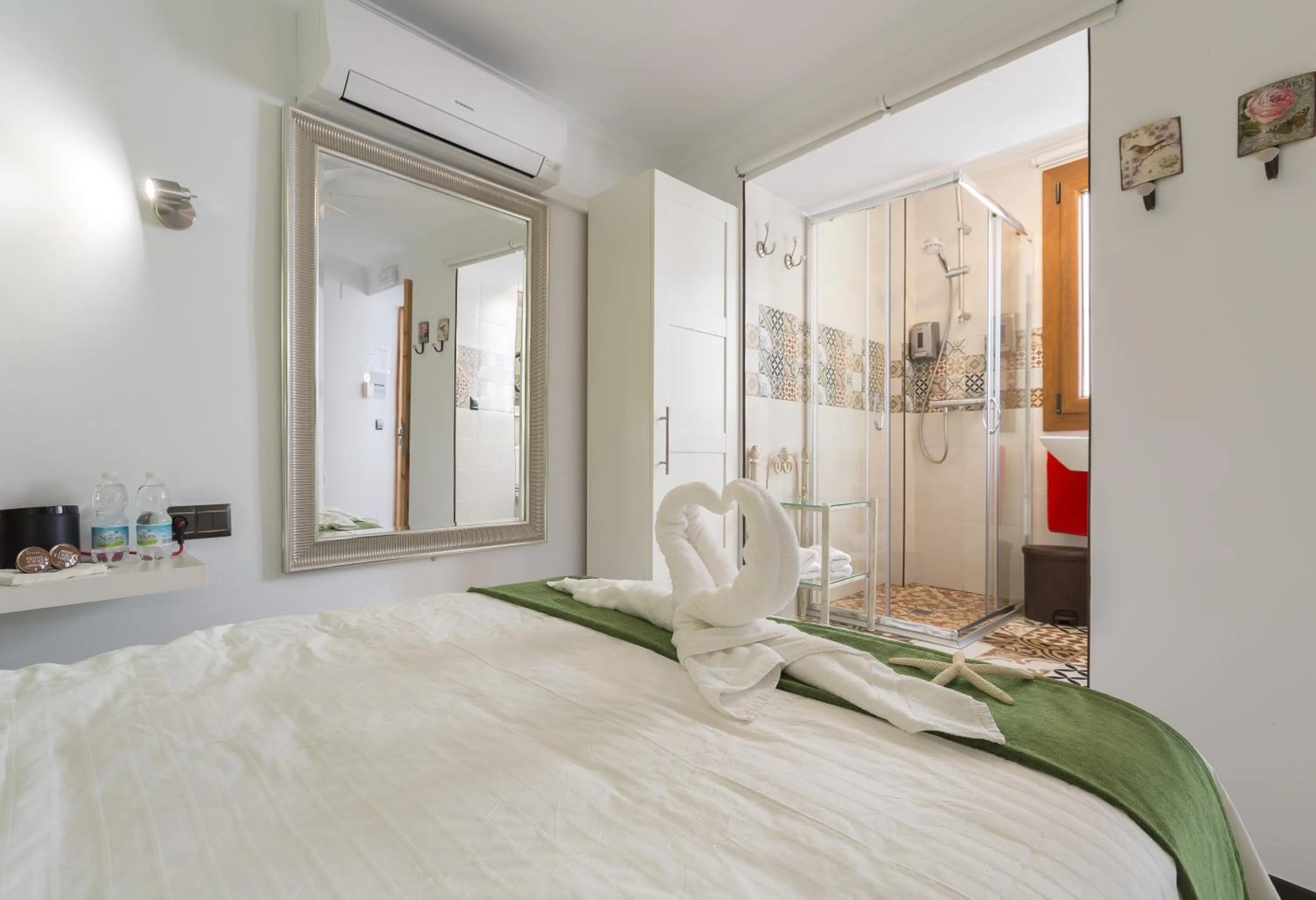 Photo of the whole room, Bed in Salamandra Plaza