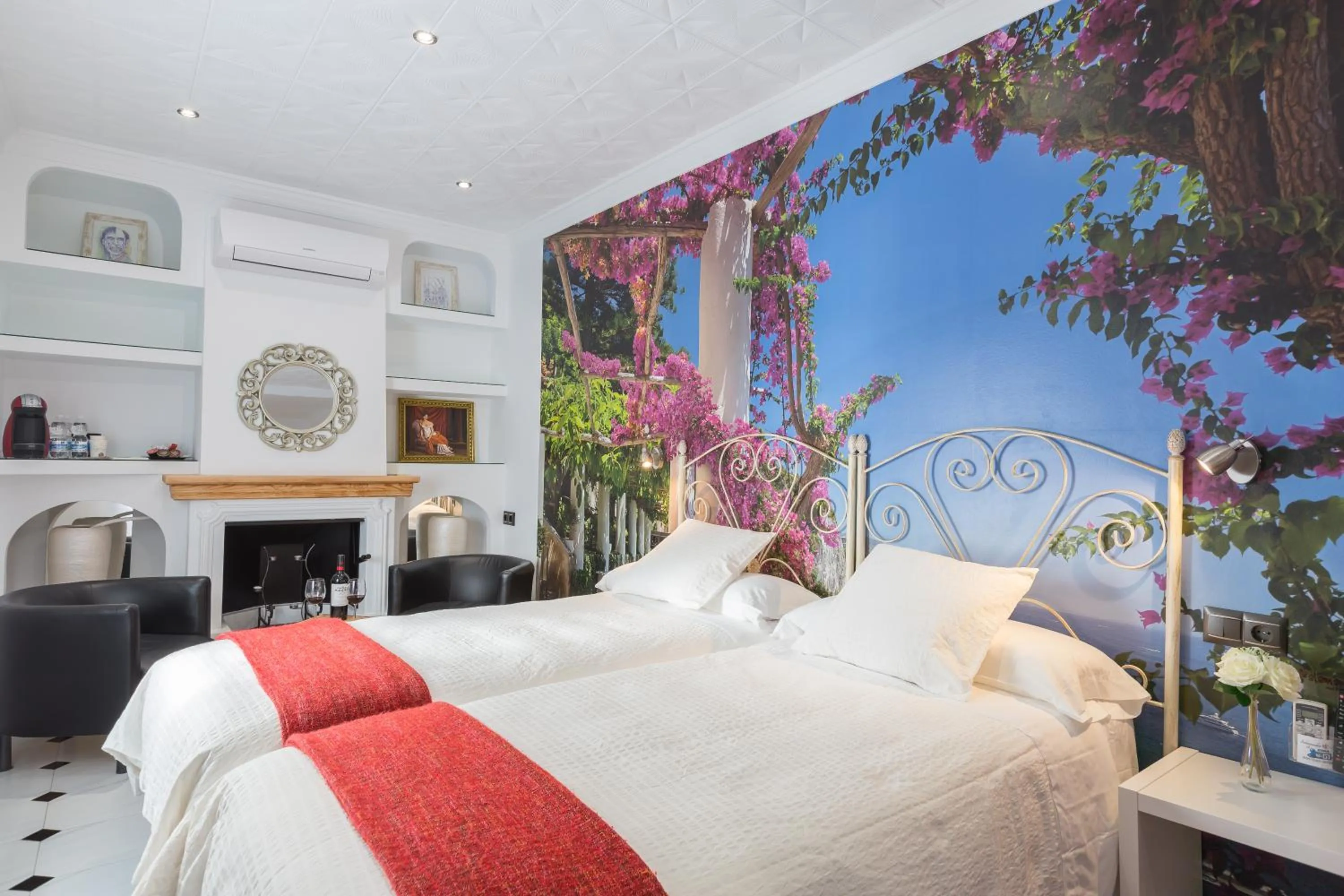 Photo of the whole room, Bed in Salamandra Plaza