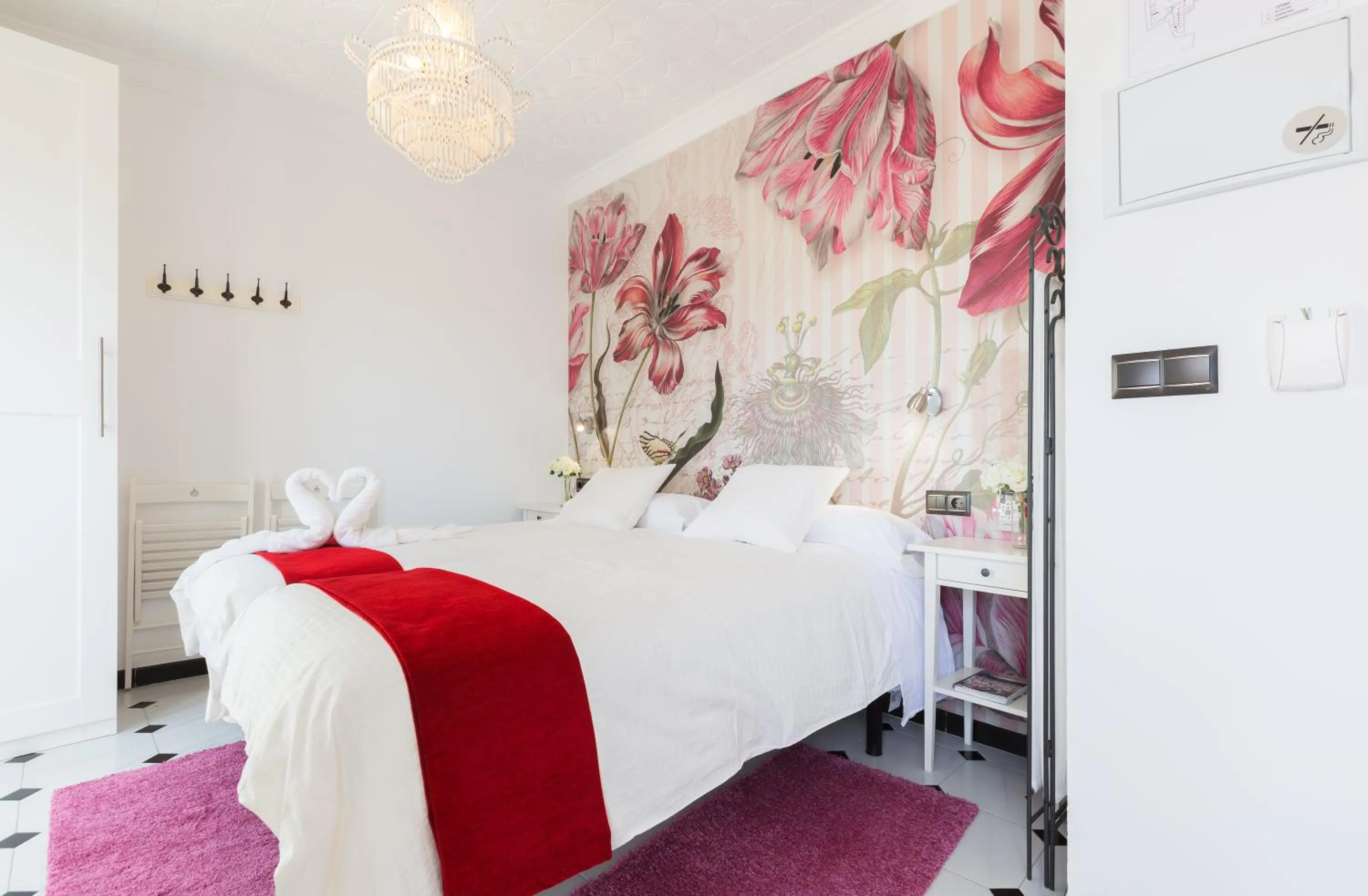 Photo of the whole room, Bed in Salamandra Plaza