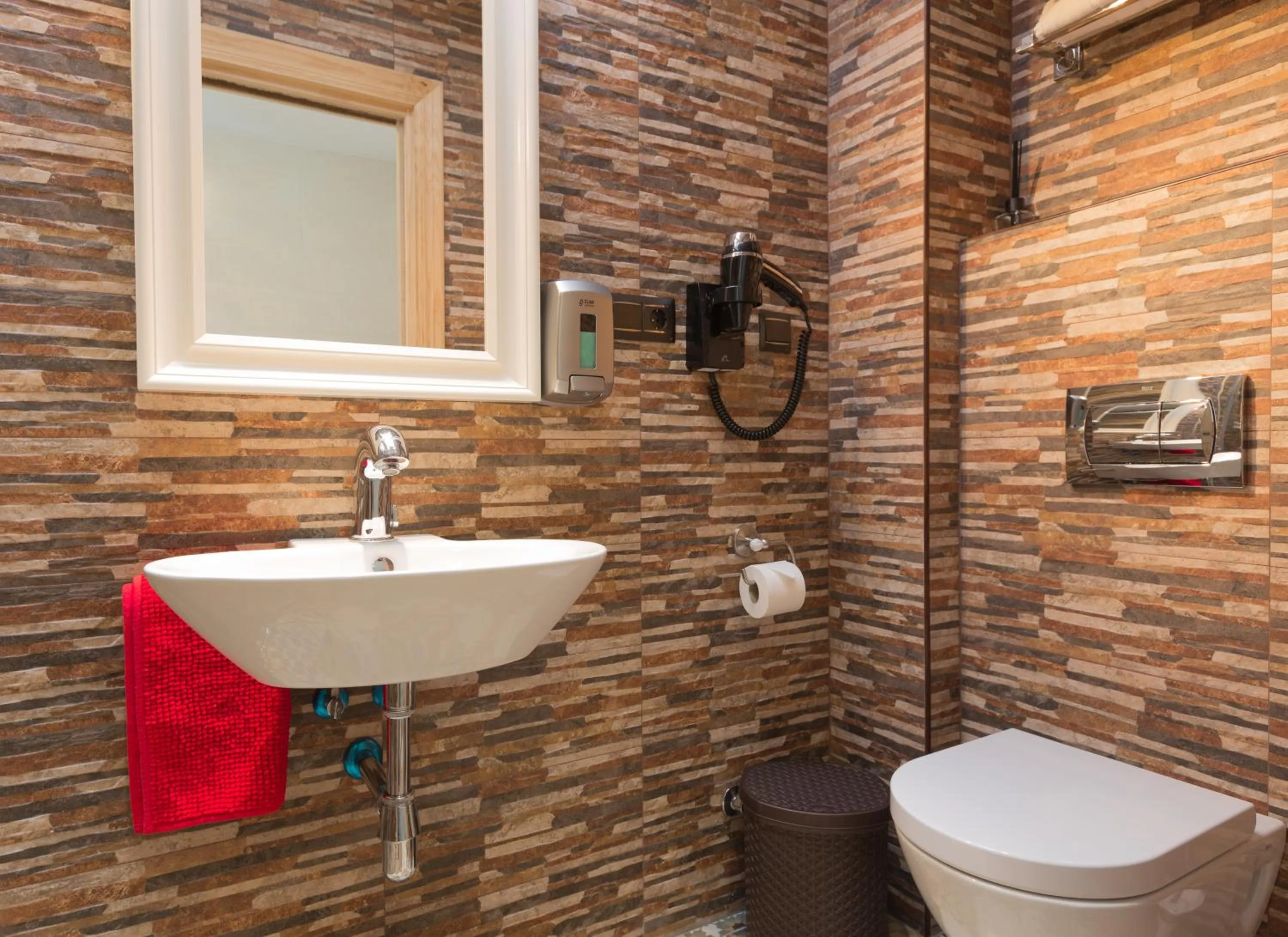 Toilet in Salamandra Plaza