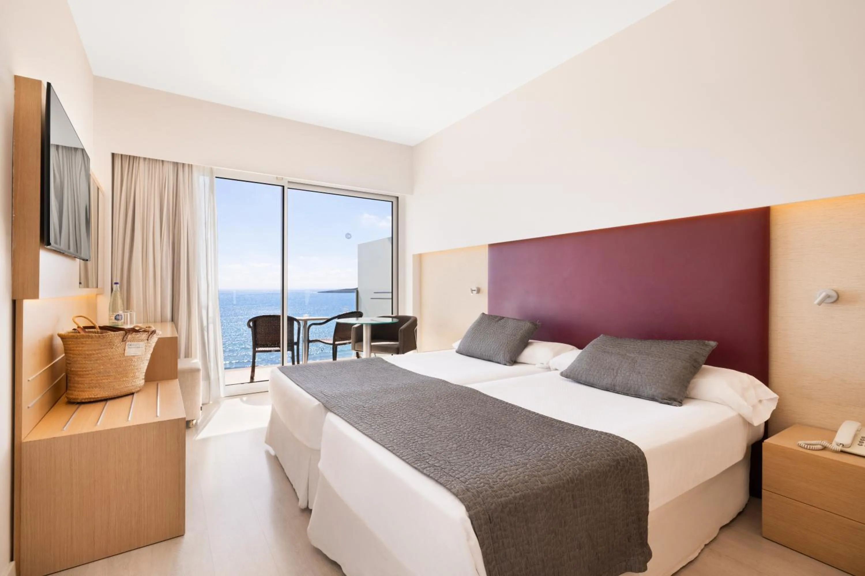 Photo of the whole room, Bed in CM Playa del Moro