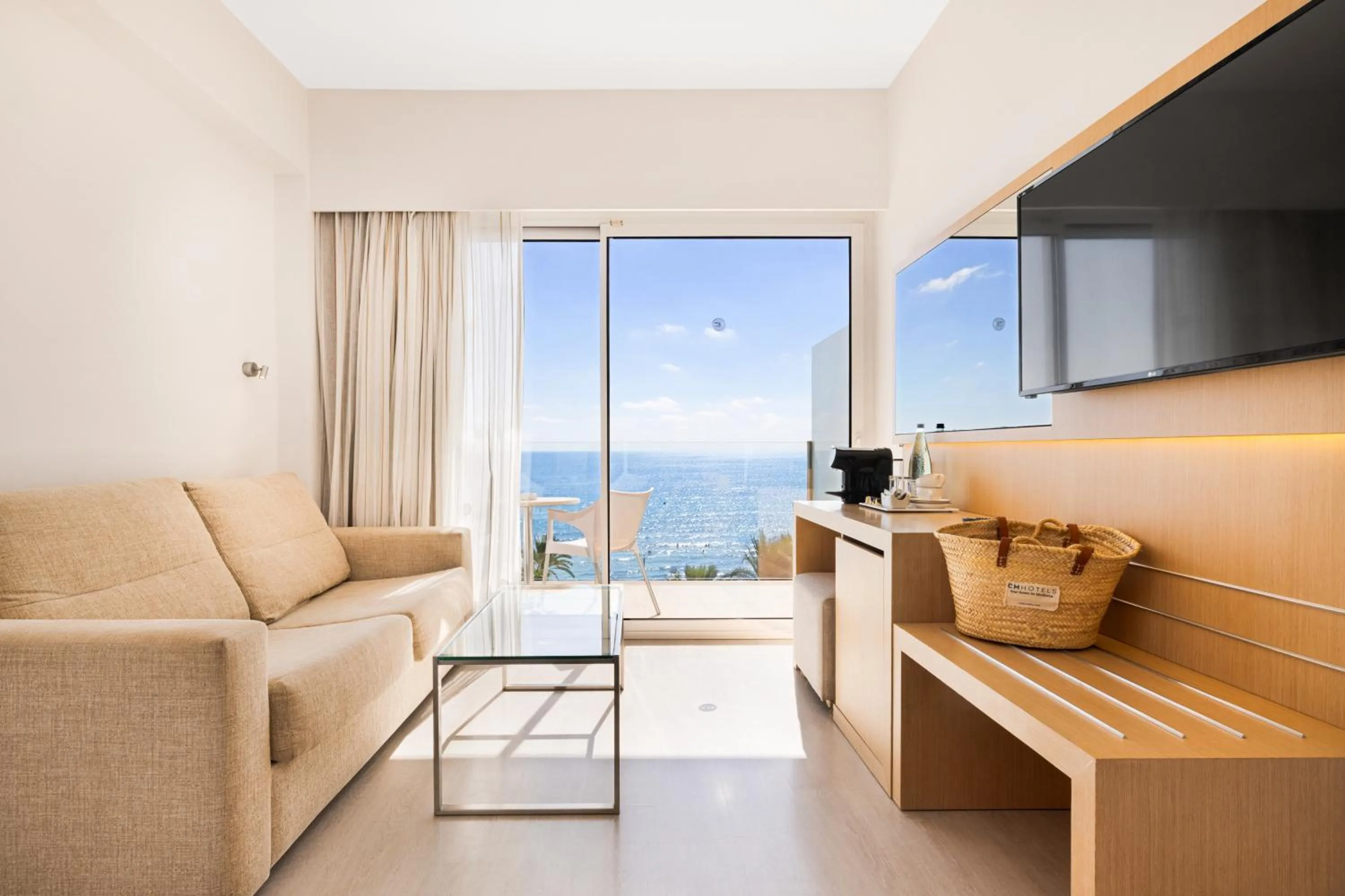 Photo of the whole room in CM Playa del Moro