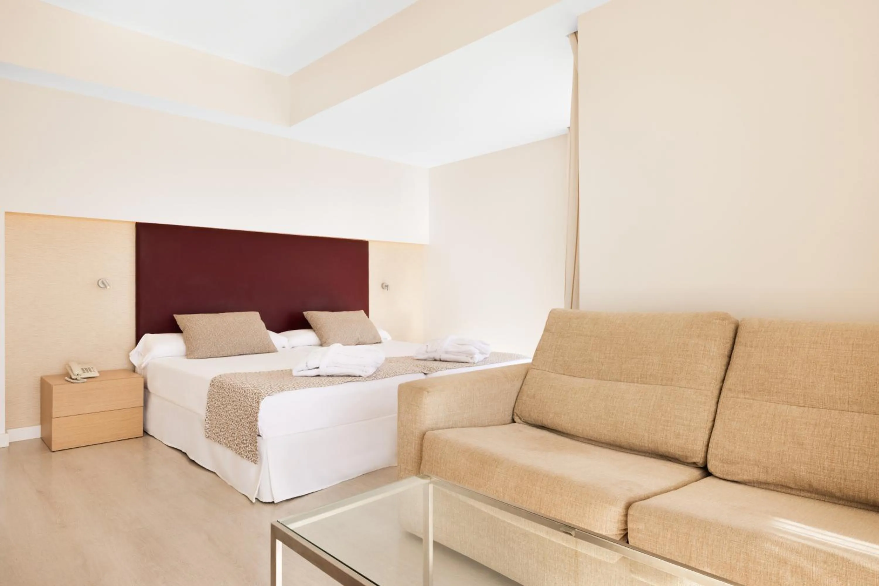 Photo of the whole room, Bed in CM Playa del Moro