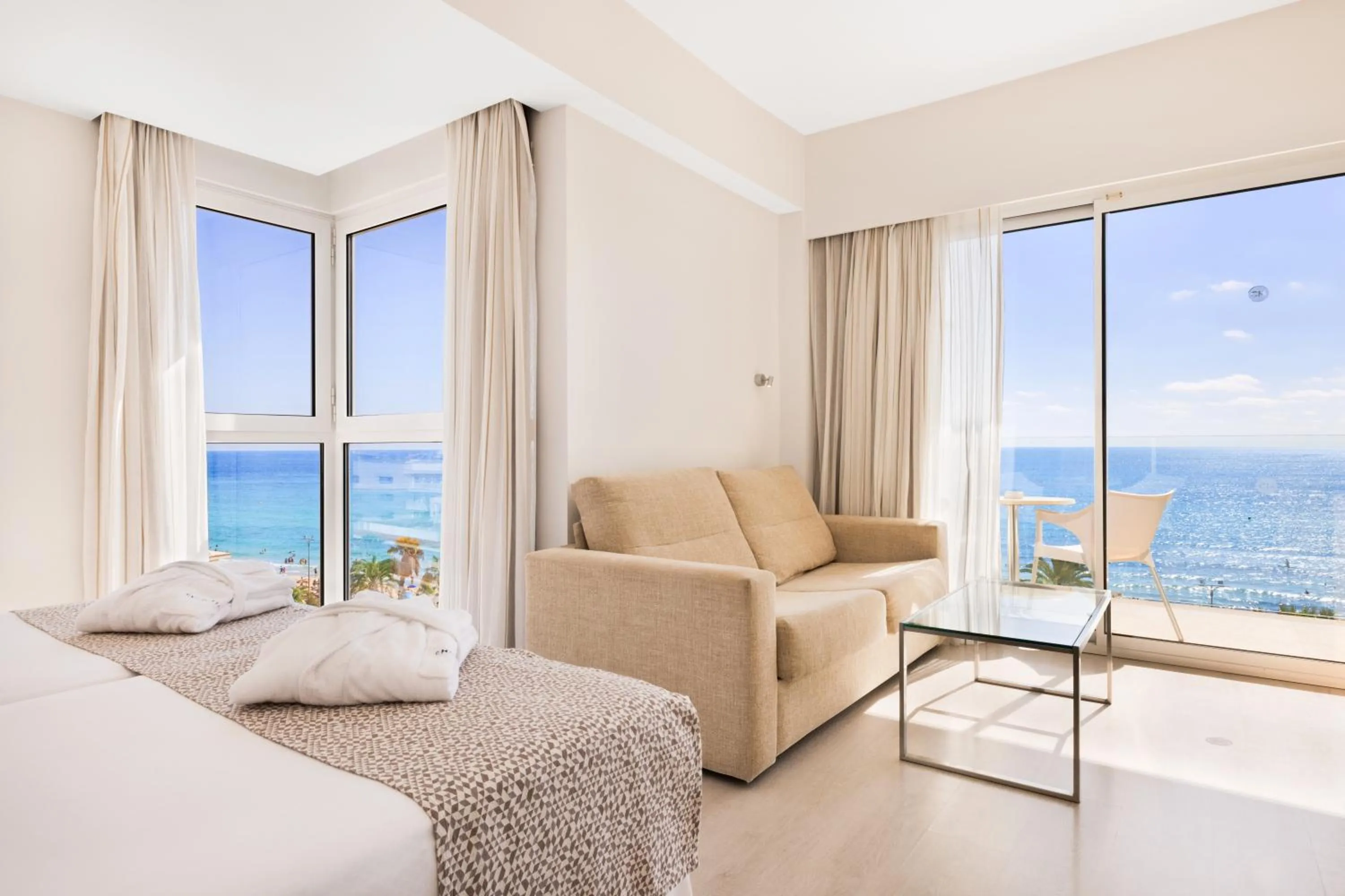 Photo of the whole room, Bed in CM Playa del Moro