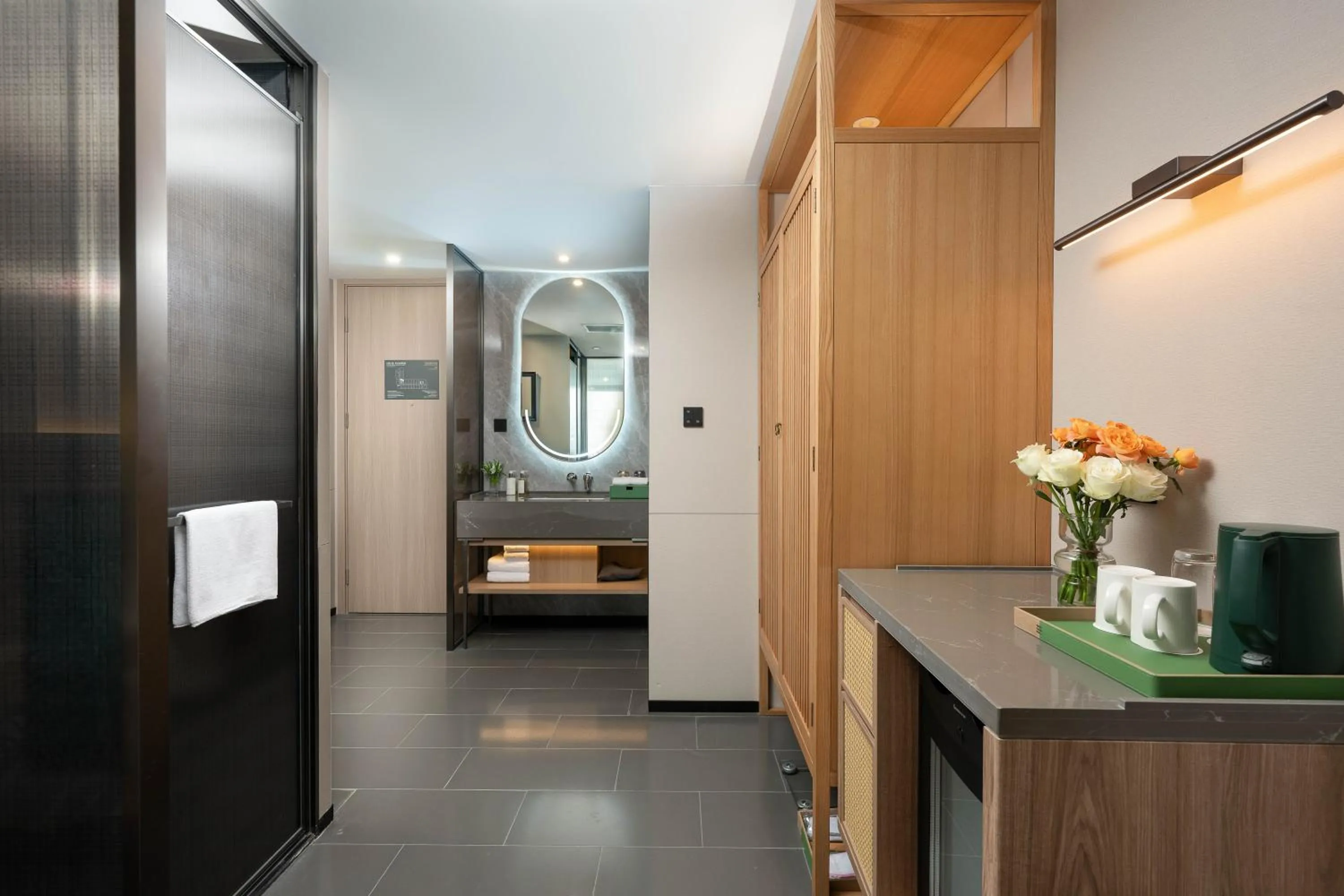 wardrobe in Holiday Inn Guangzhou Zhujiang New Town