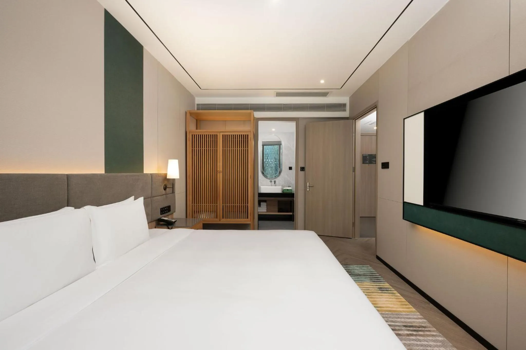 Bedroom, Bed in Holiday Inn Guangzhou Zhujiang New Town