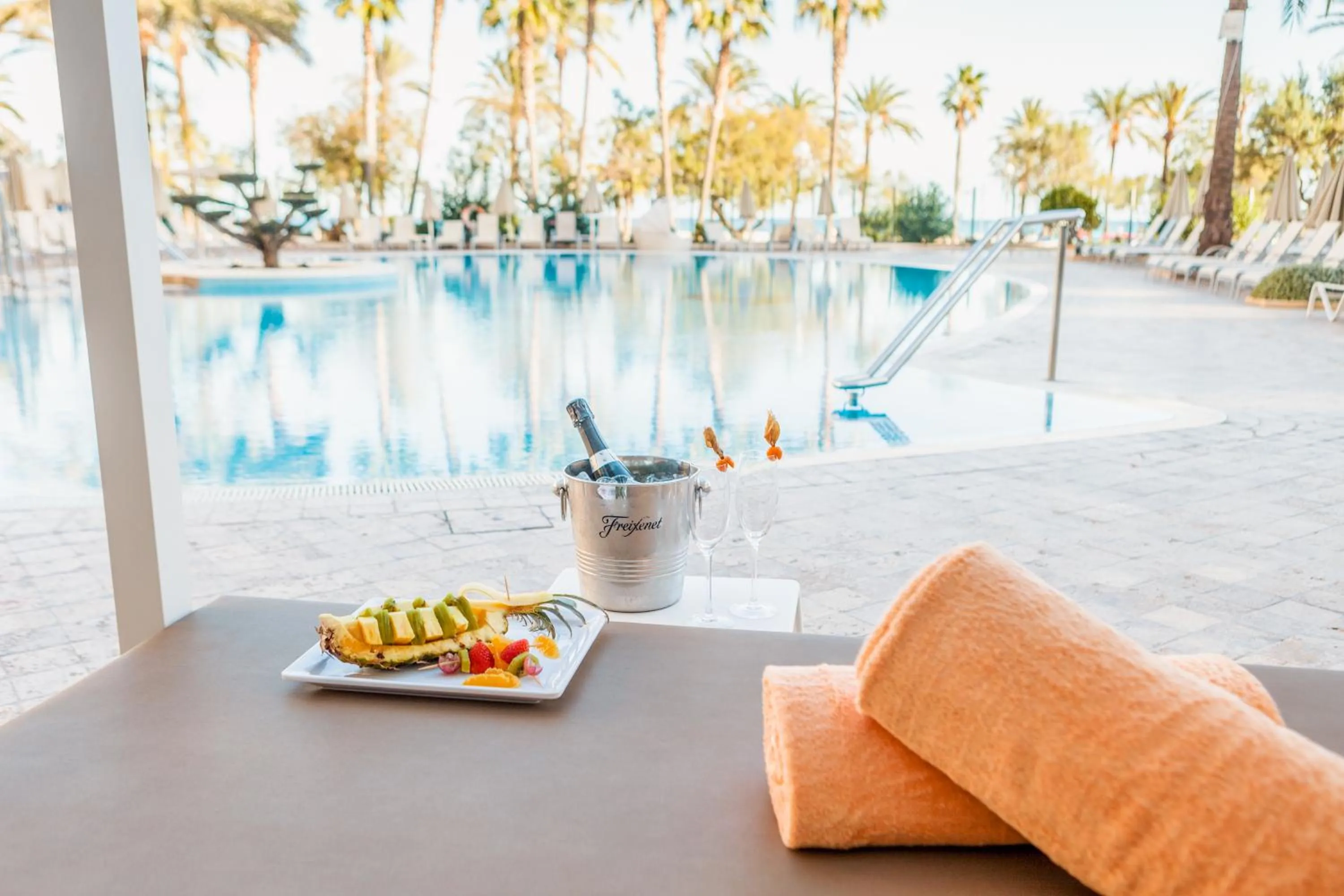Swimming pool in CM Castell de Mar