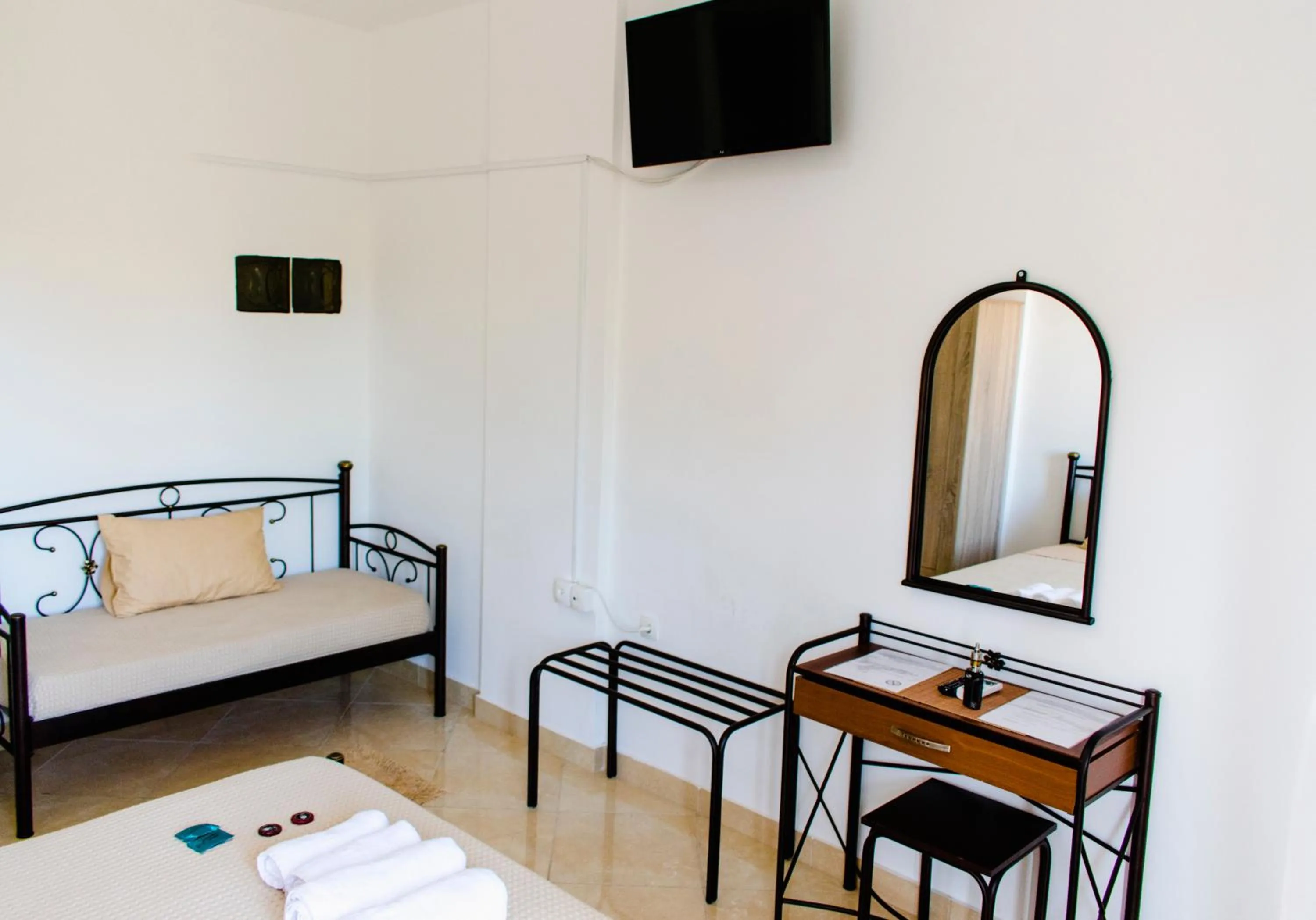 Bed in Nikolakakis Rooms Lavrio