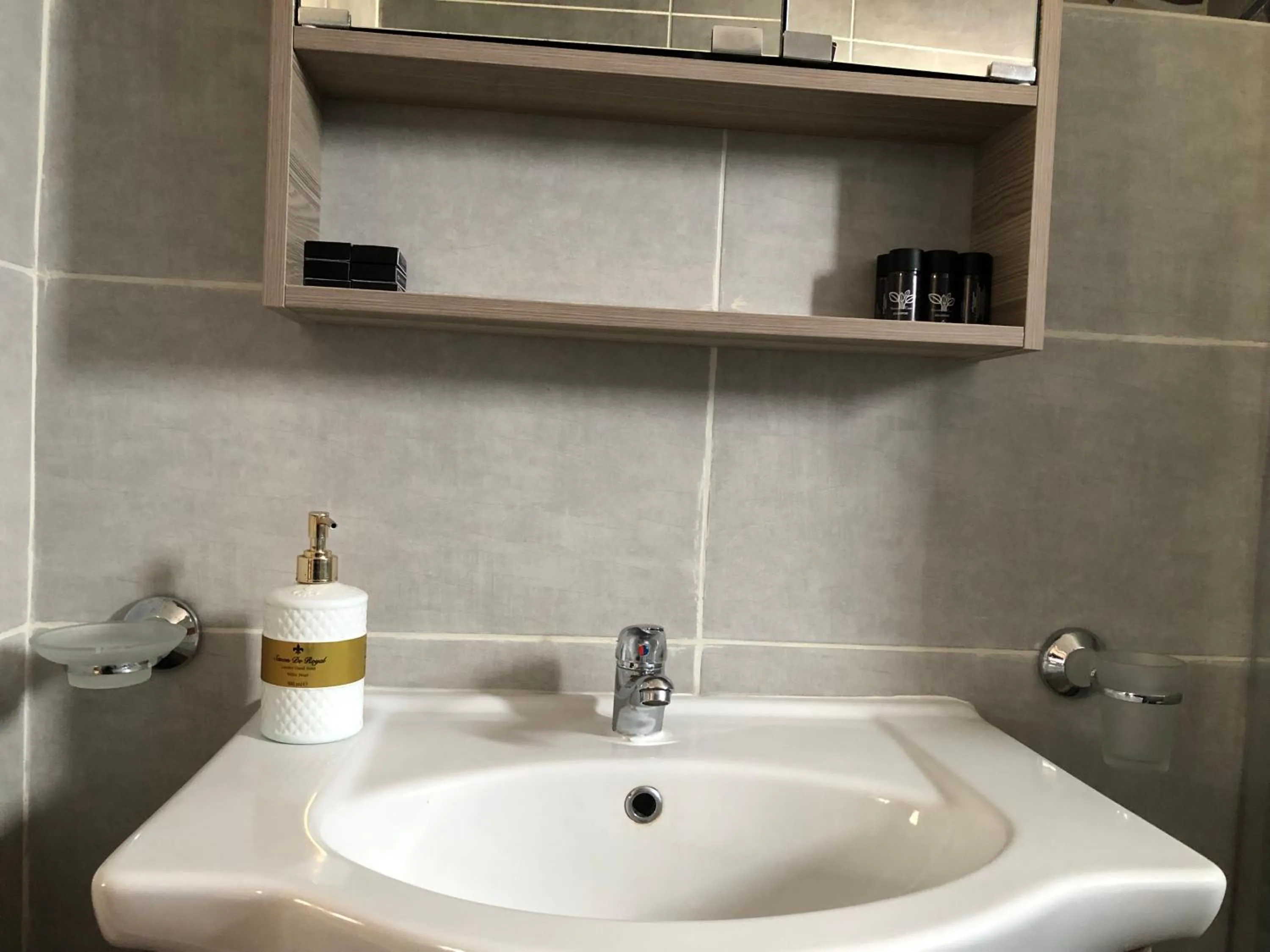 Bathroom in Nikolakakis Rooms Lavrio