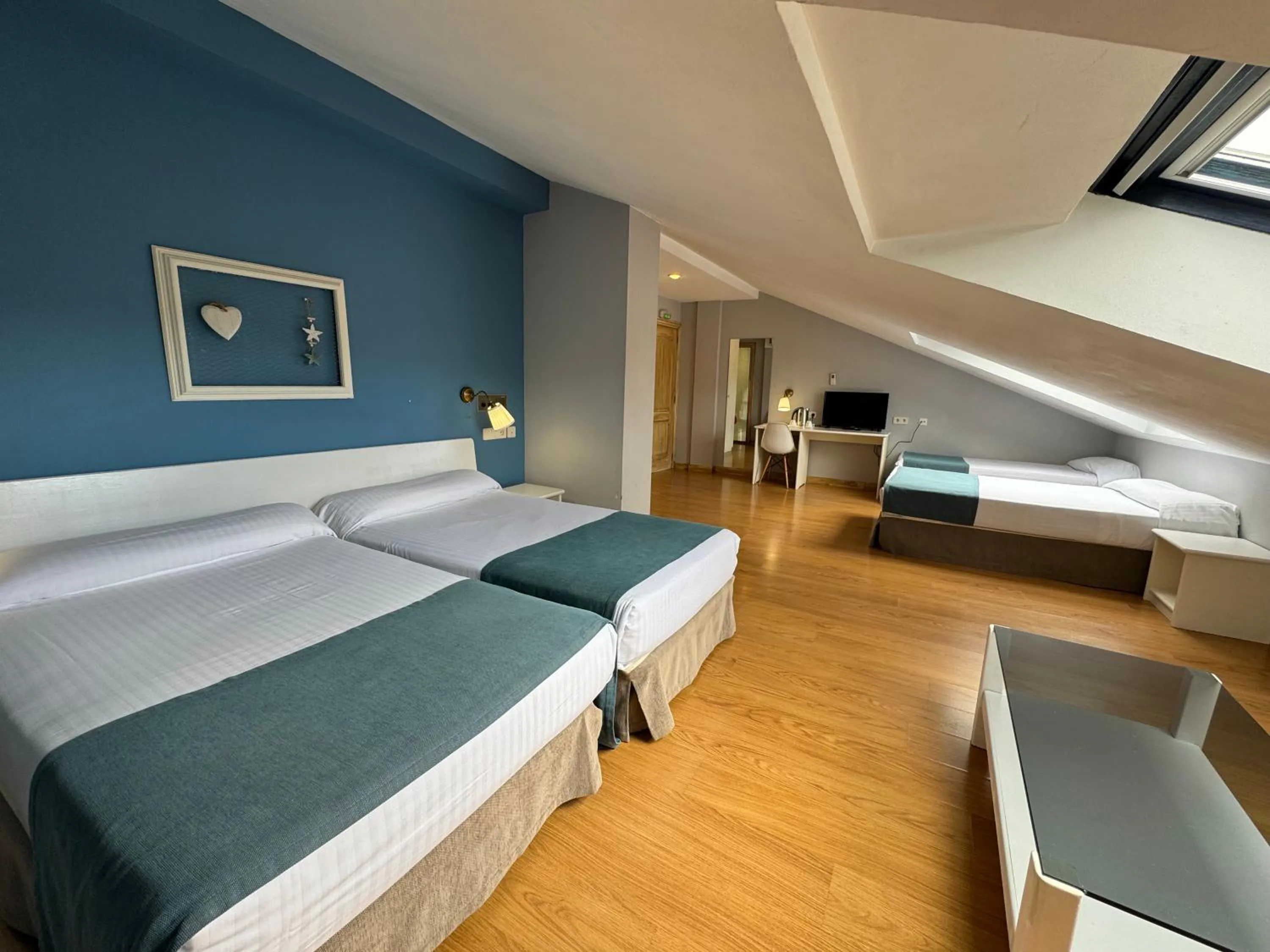 Photo of the whole room, Bed in Hotel Jakue