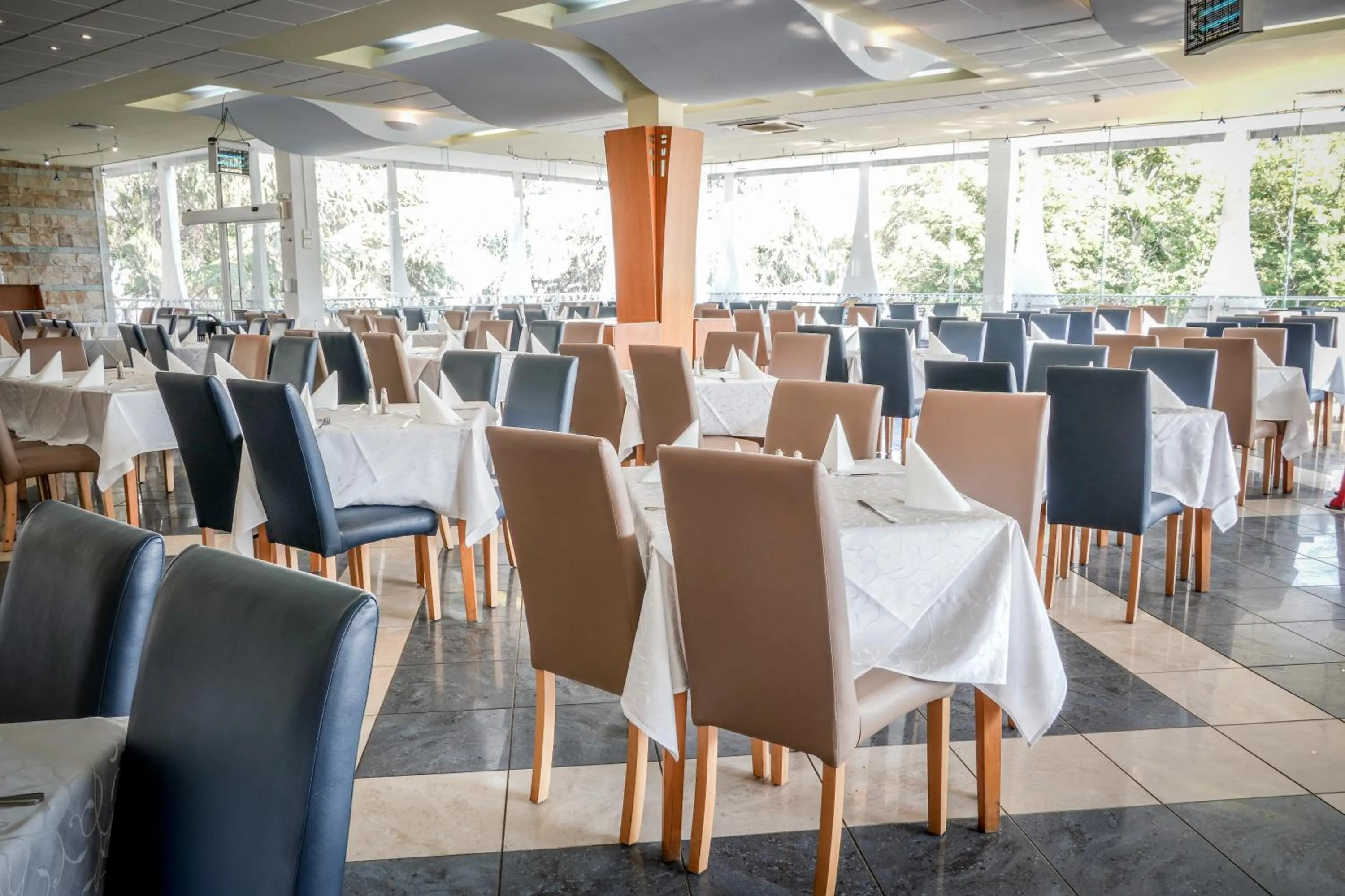 Restaurant/places to eat in Hotel Laguna Garden