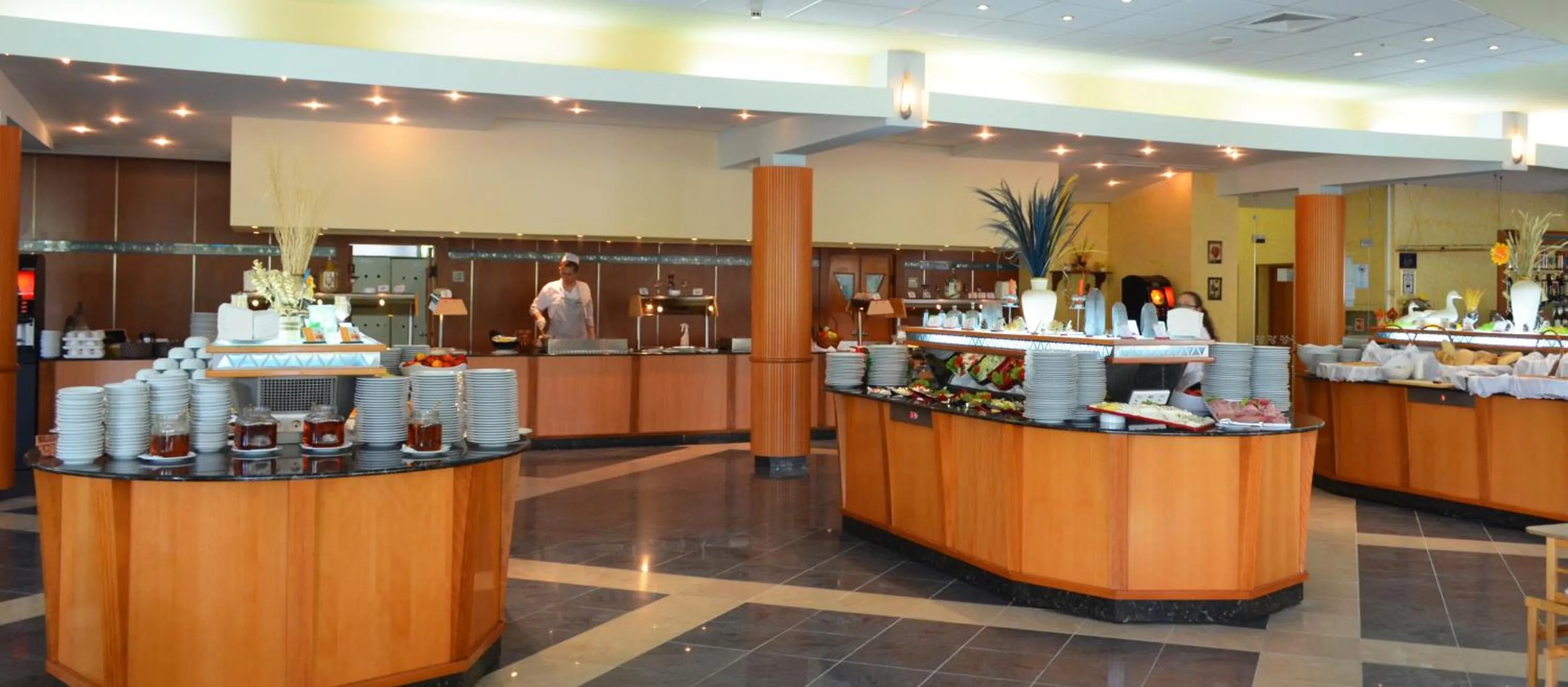 Restaurant/places to eat in Hotel Laguna Garden