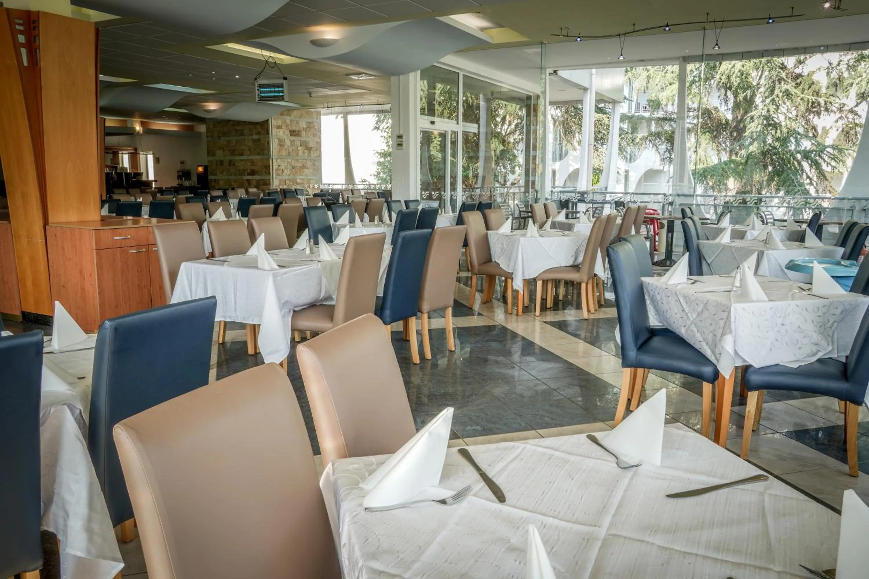 Restaurant/places to eat in Hotel Laguna Garden