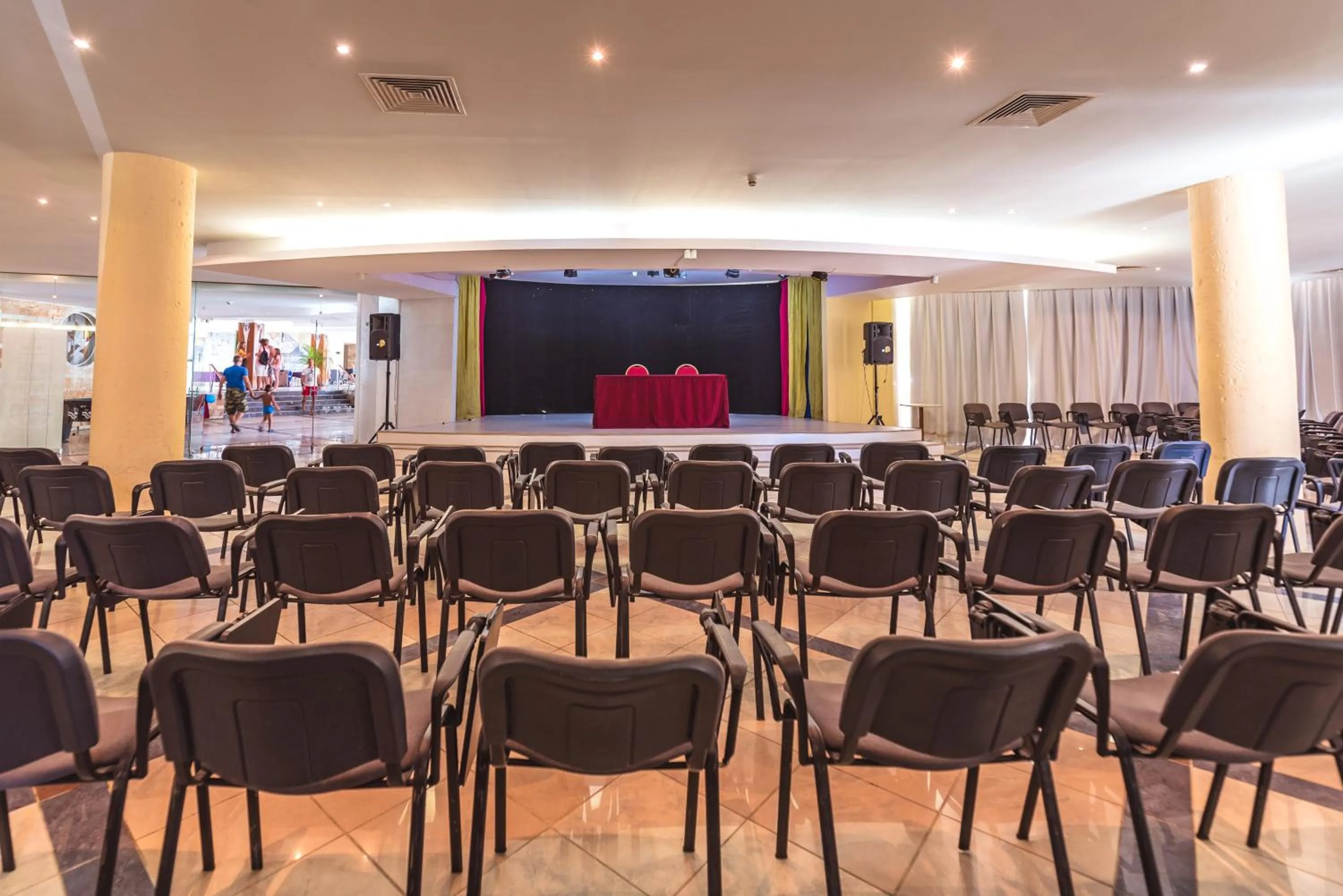 Business facilities in Hotel Laguna Garden