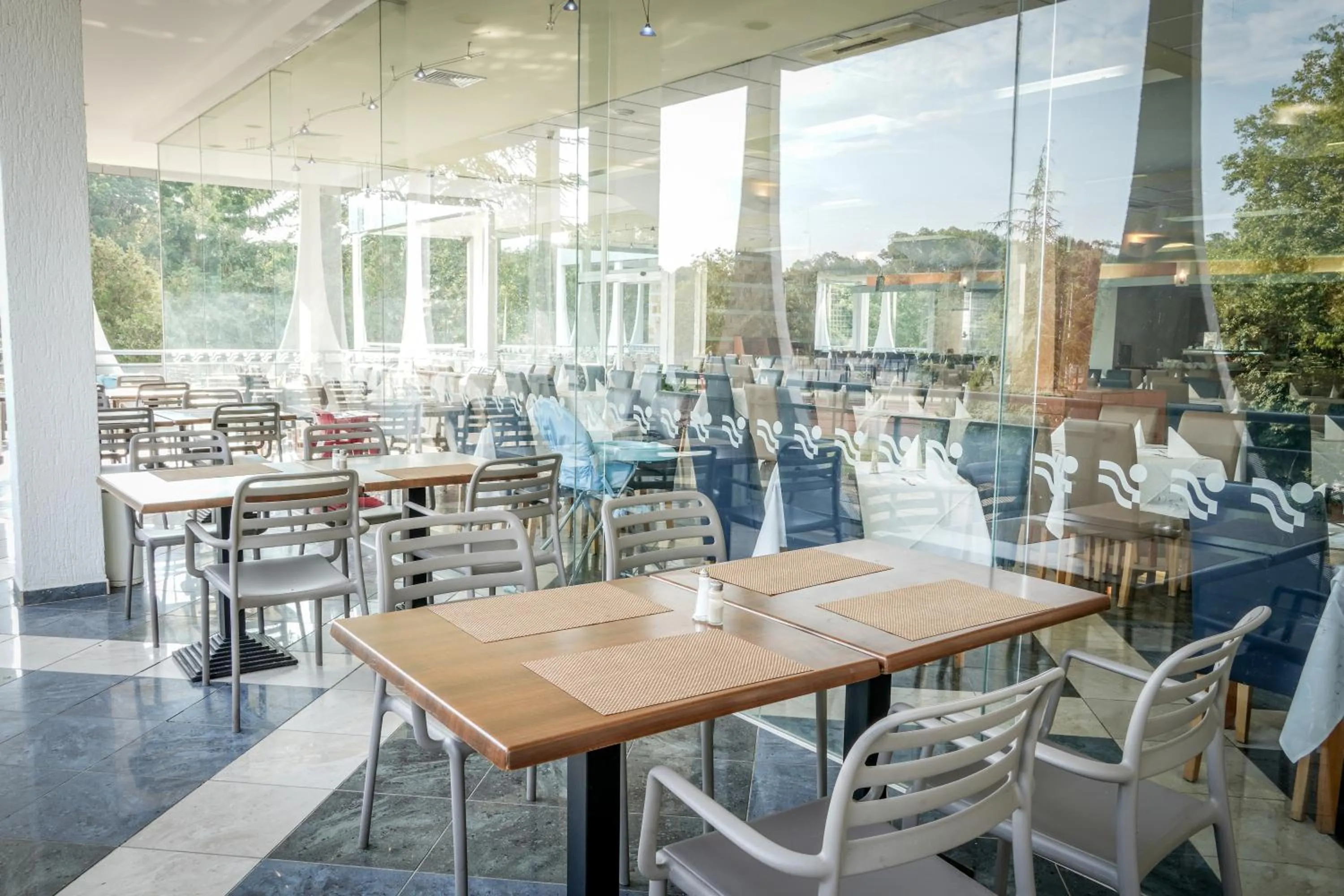 Restaurant/places to eat in Hotel Laguna Garden