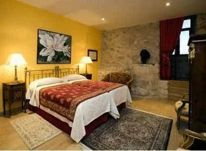 Photo of the whole room, Bed in Residencia Real del Castillo de Curiel