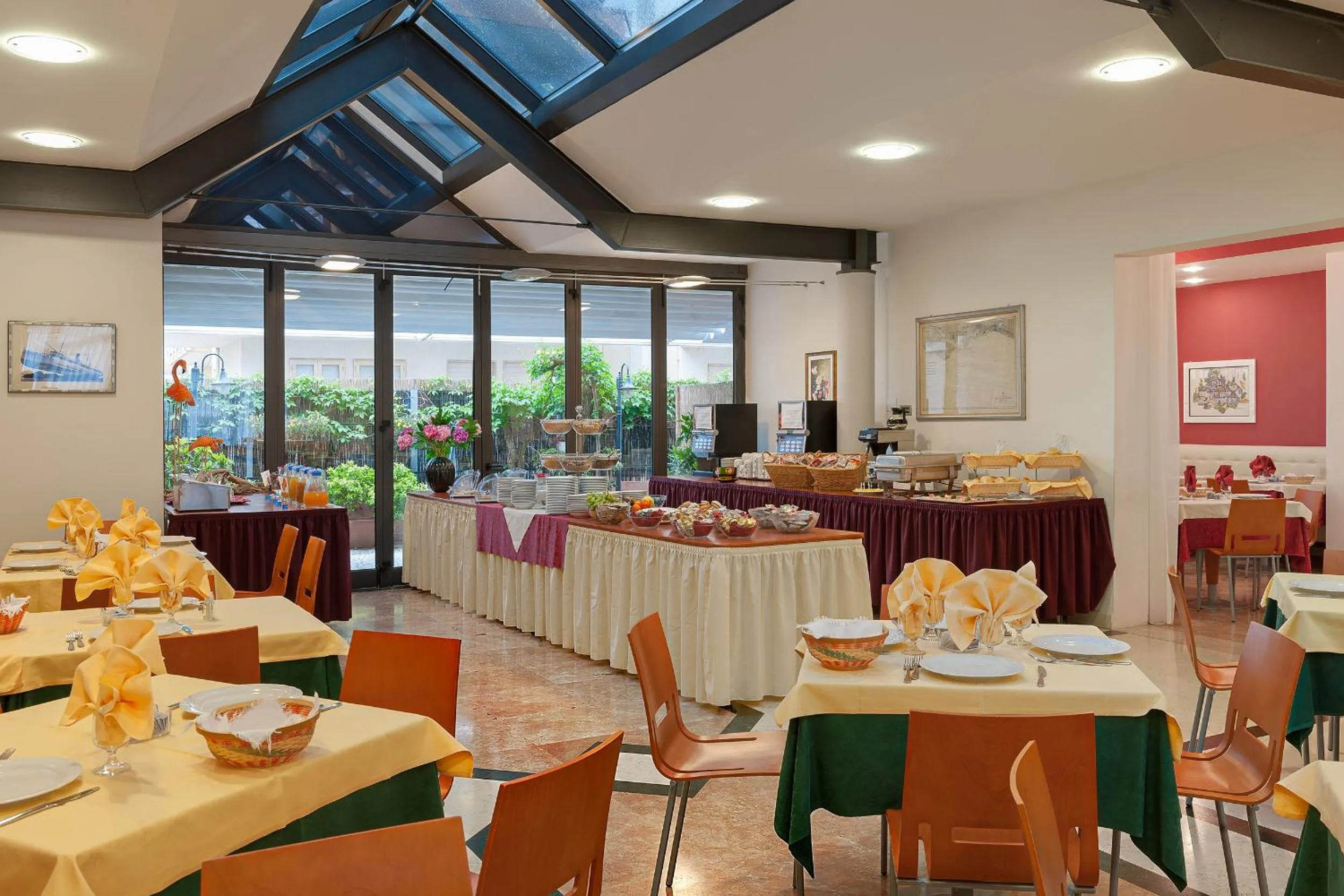 Restaurant/places to eat in Hotel Europeo