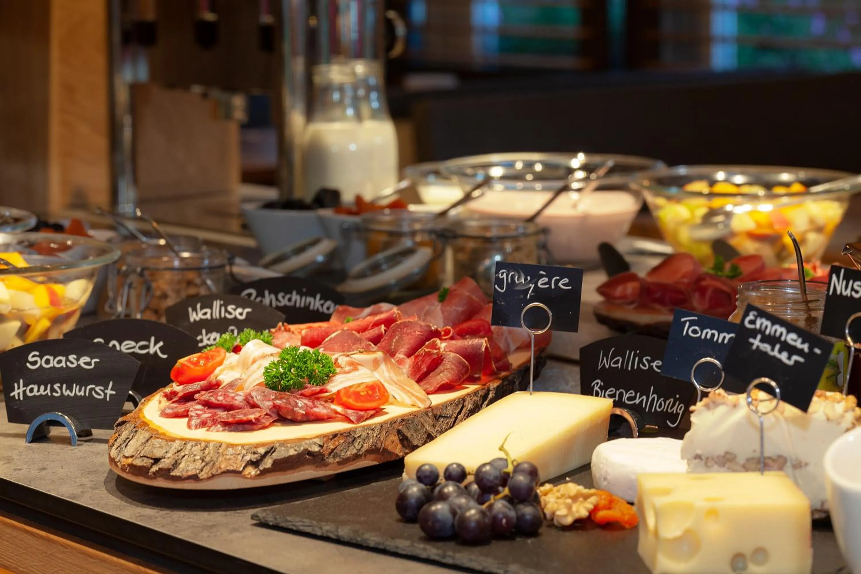 Restaurant/places to eat in Hotel Eden No. 7