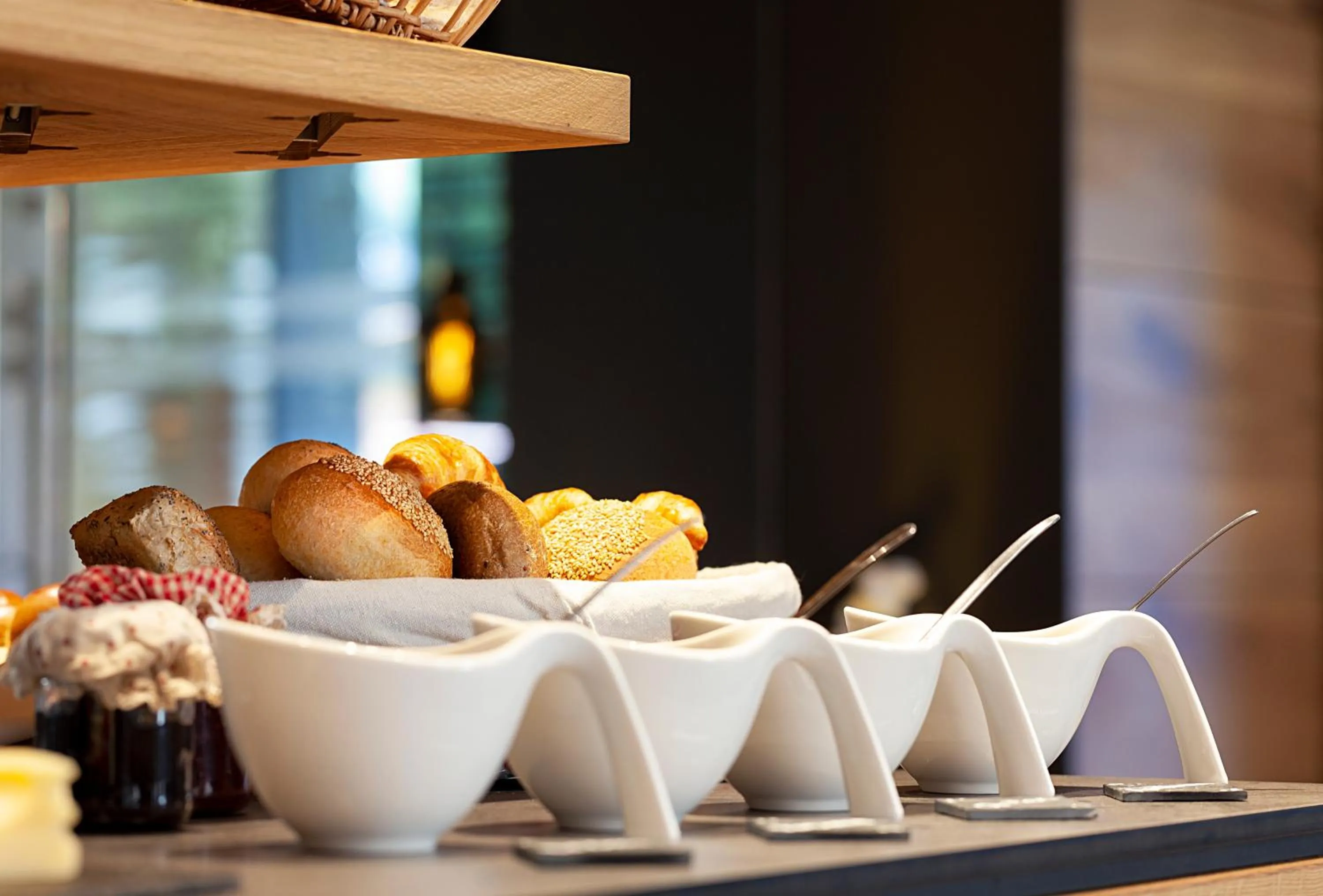 Restaurant/places to eat in Hotel Eden No. 7