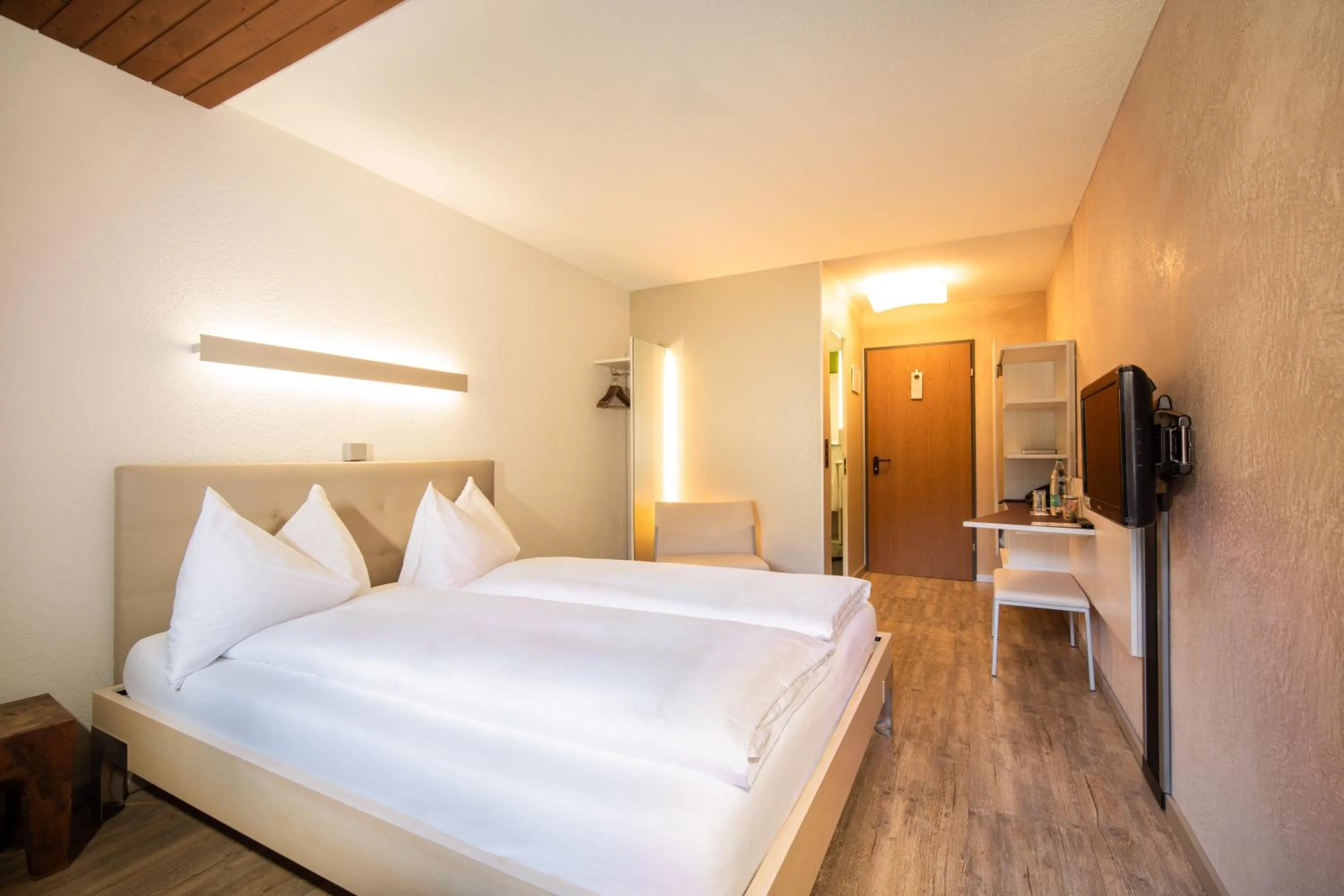 Photo of the whole room, Bed in Seeblick Höhenhotel