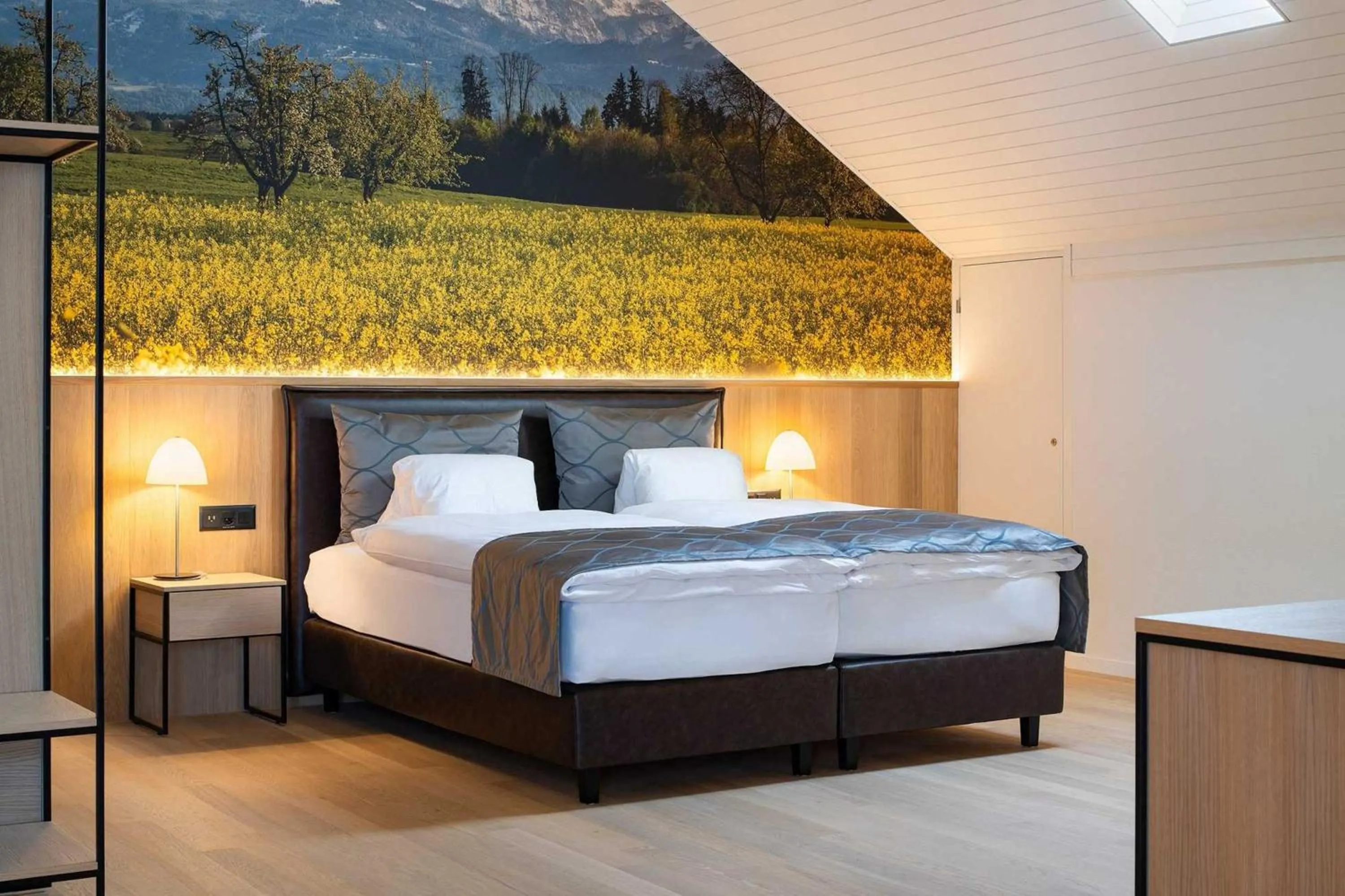 Photo of the whole room, Bed in Seehotel Winkelried
