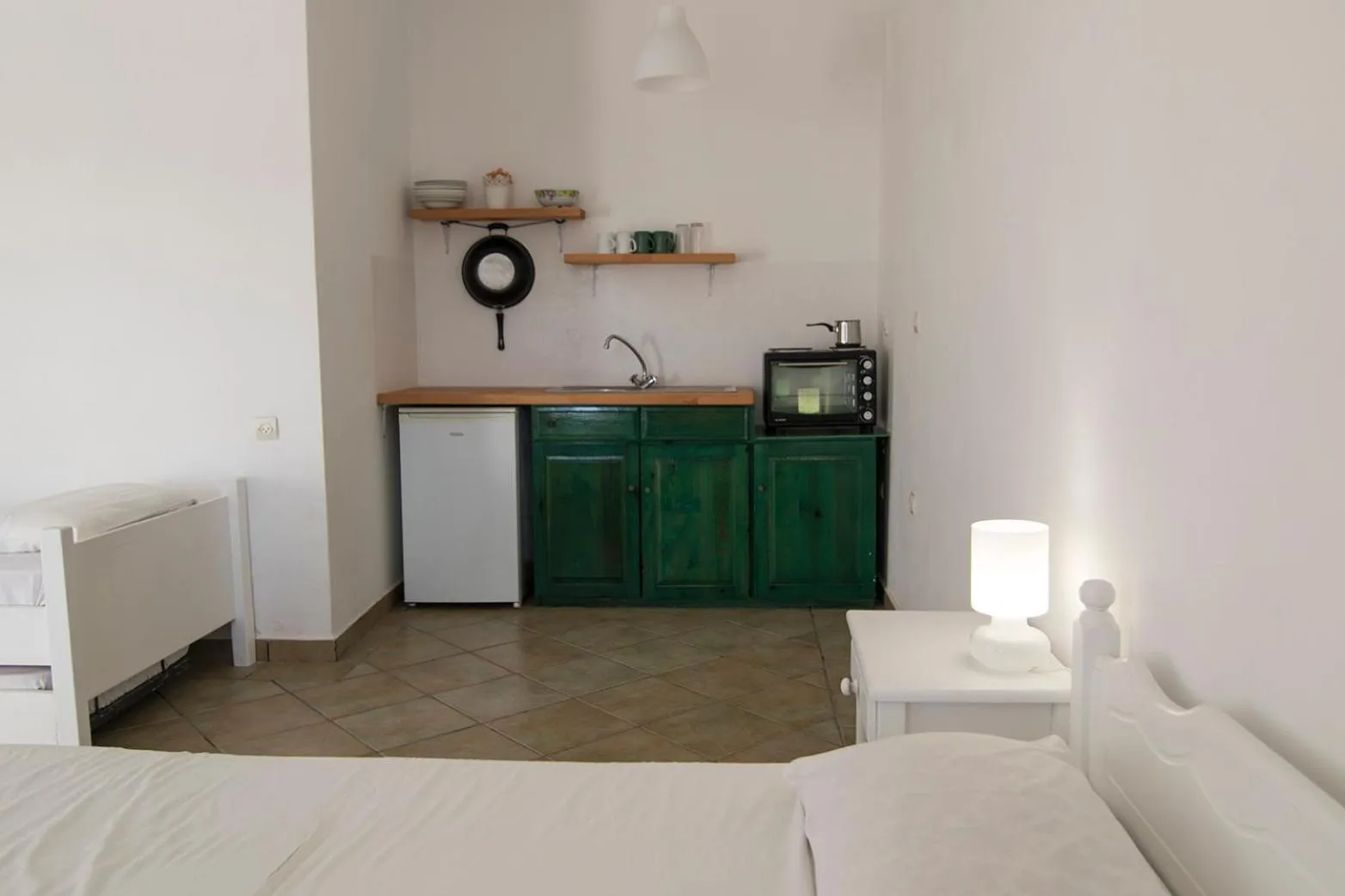 Kitchen or kitchenette, Bed in Armadoros Hotel / Ios Backpackers