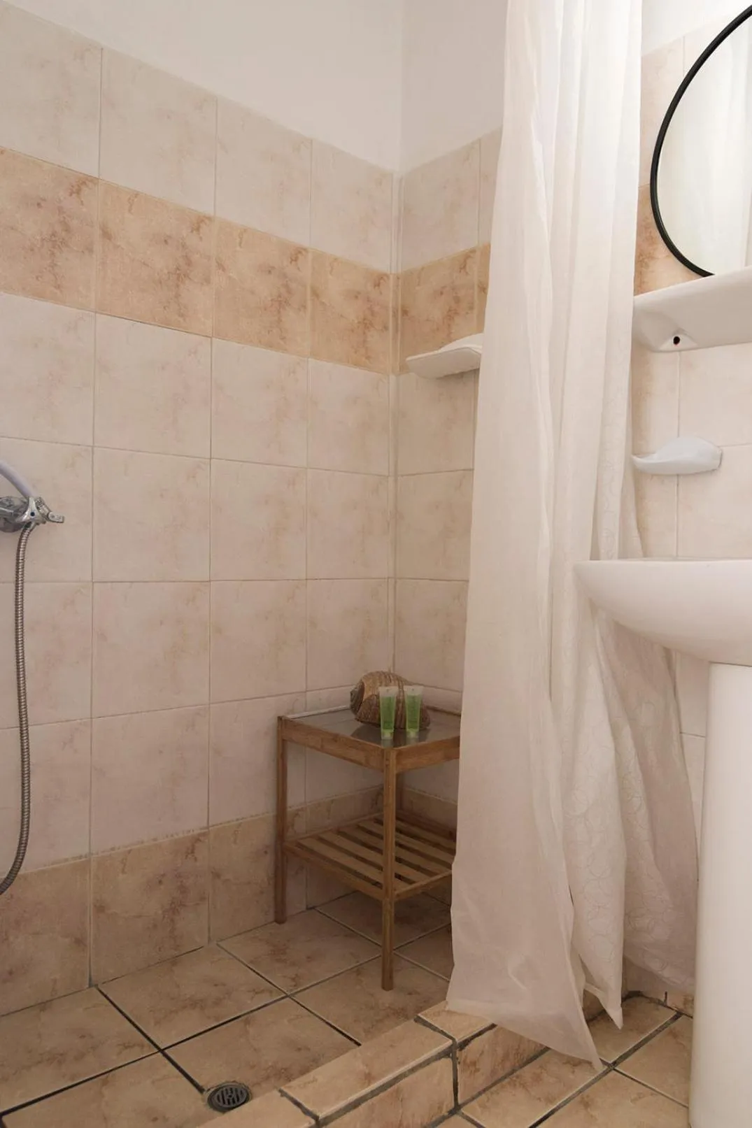Shower in Armadoros Hotel / Ios Backpackers