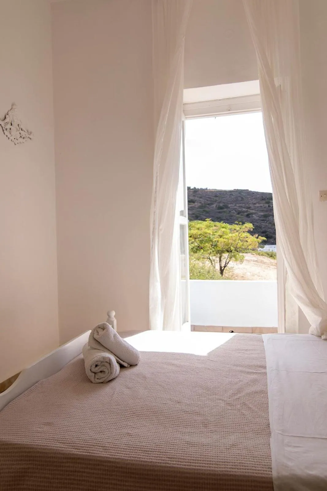 Balcony/Terrace, Bed in Armadoros Hotel / Ios Backpackers